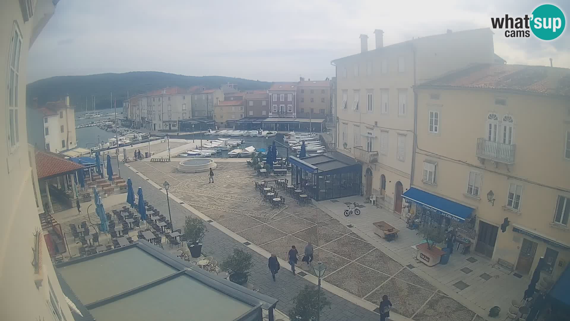 Web kamera Grad Cres – glavni trg i “mandrač” – otok Cres