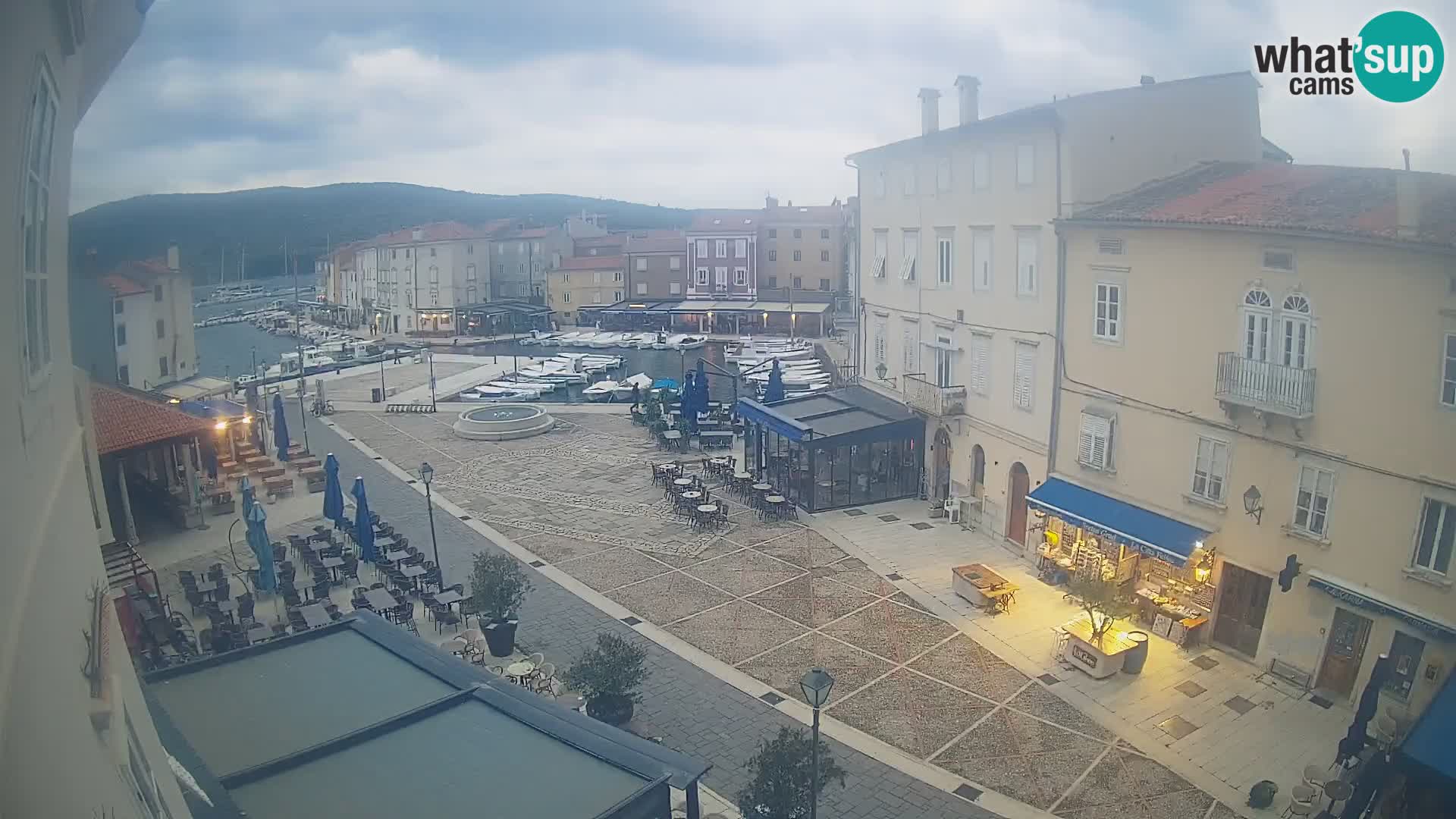 LIVE cam Cres città – piazza principale e “mandrač” – isola di Cherso – Croazia