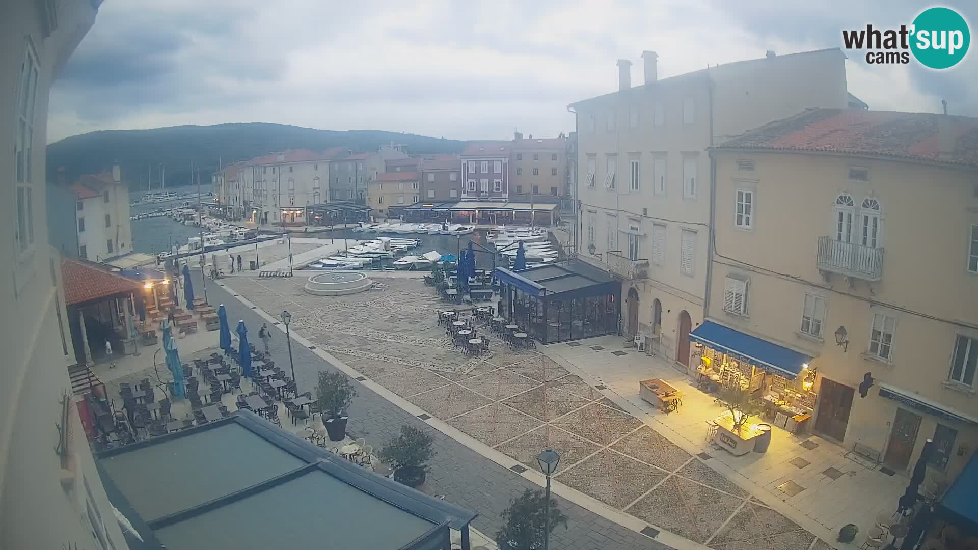 Web kamera Grad Cres – glavni trg i “mandrač” – otok Cres