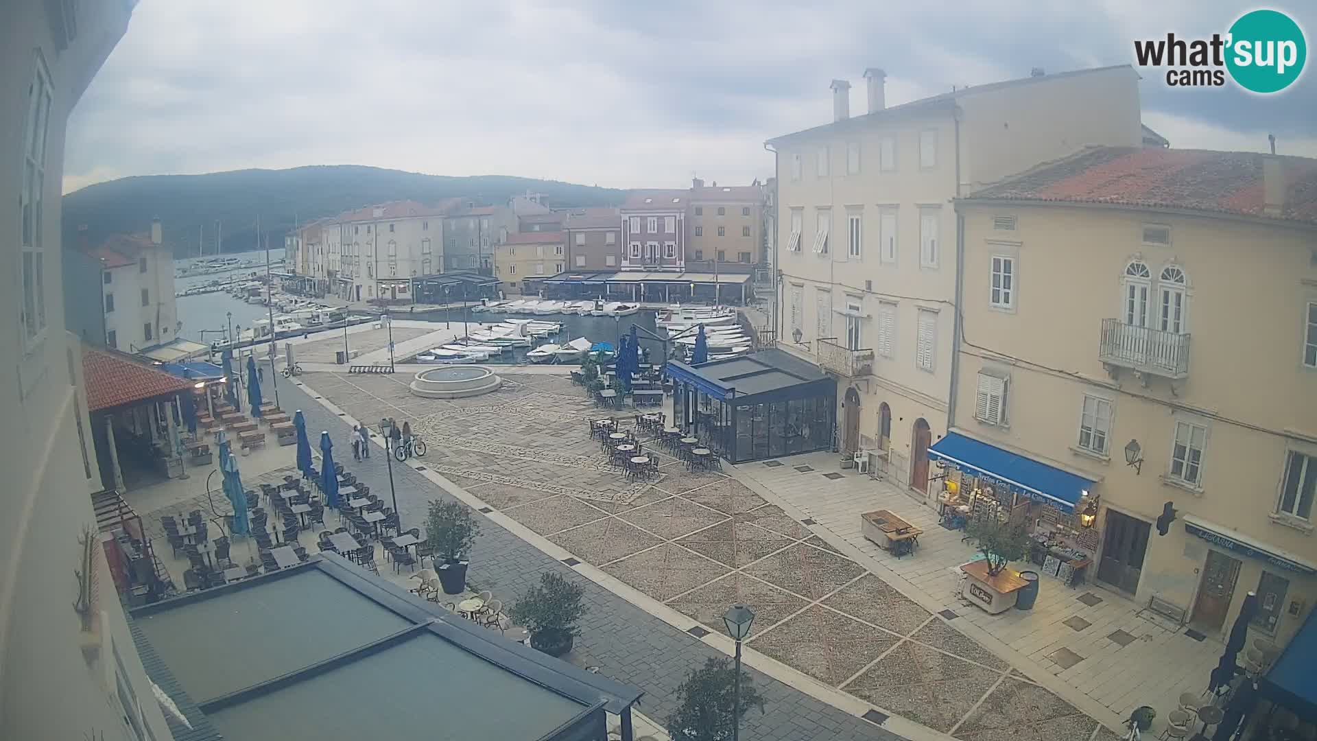 V ŽIVO spletna kamera Cres mesto – glavni trg in “mandrač” – otok Cres – Hrvaška