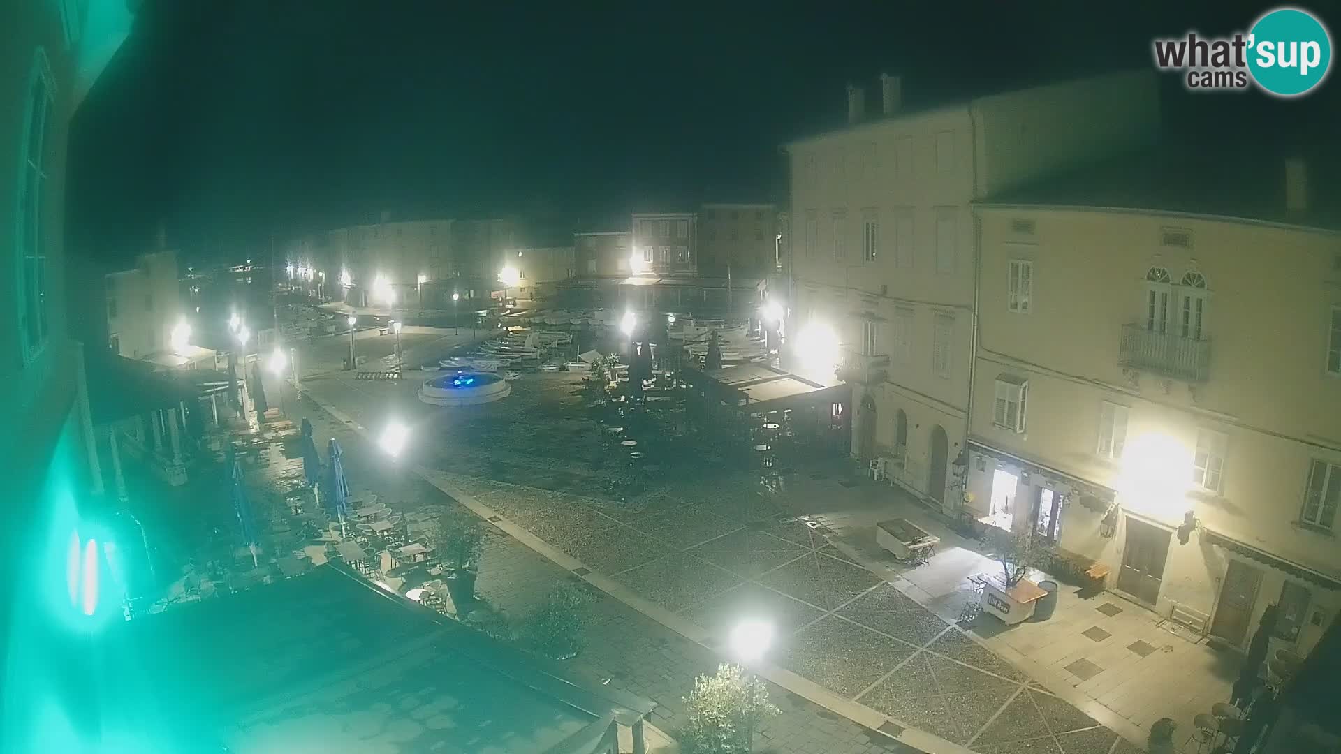 V ŽIVO spletna kamera Cres mesto – glavni trg in “mandrač” – otok Cres – Hrvaška