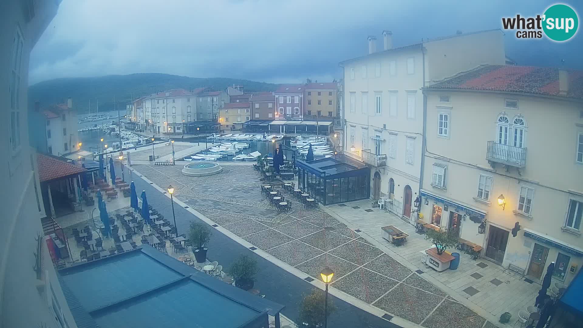 Web kamera Grad Cres – glavni trg i “mandrač” – otok Cres