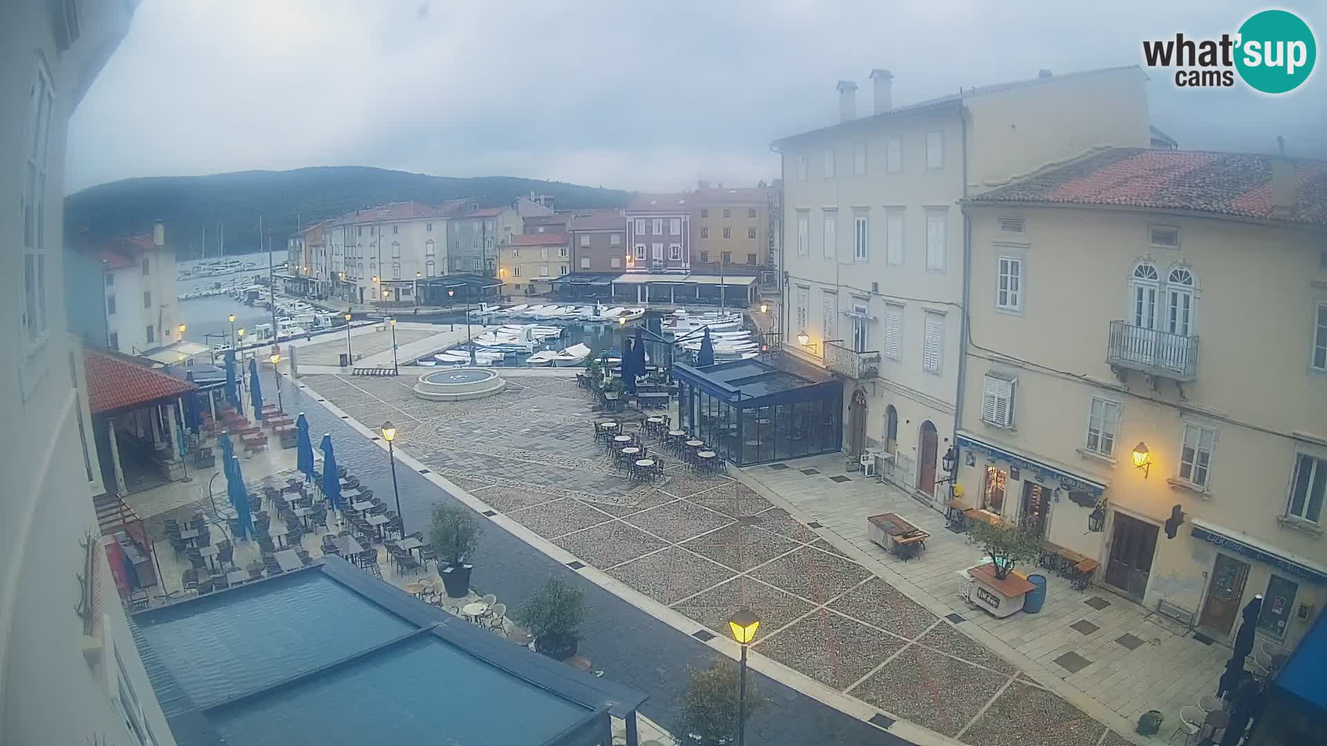 Kamera v ŽIVO Cres mesto – glavni trg in “mandrač” – otok Cres – Hrvaška