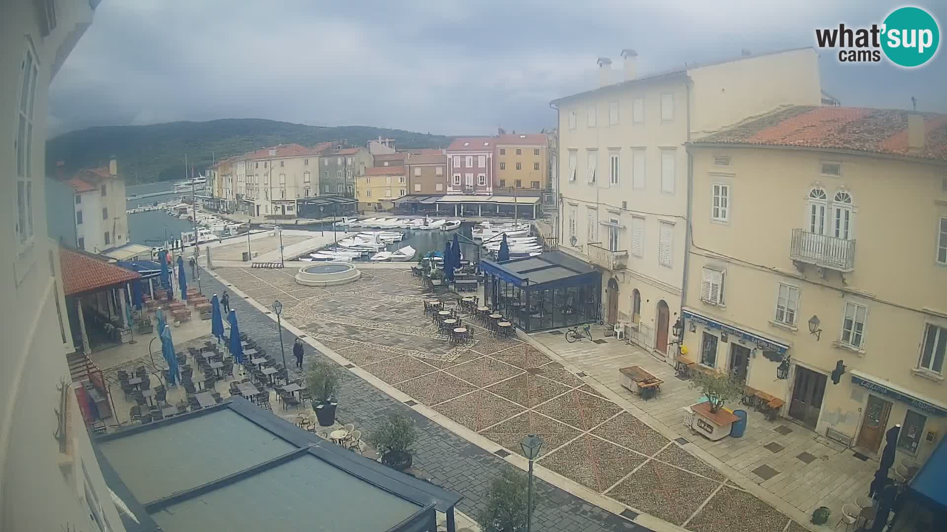Web kamera Grad Cres – glavni trg i “mandrač” – otok Cres