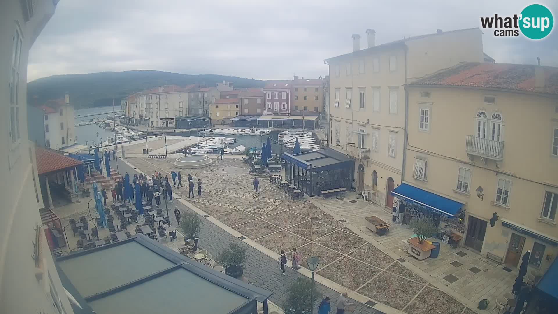 V ŽIVO spletna kamera Cres mesto – glavni trg in “mandrač” – otok Cres – Hrvaška