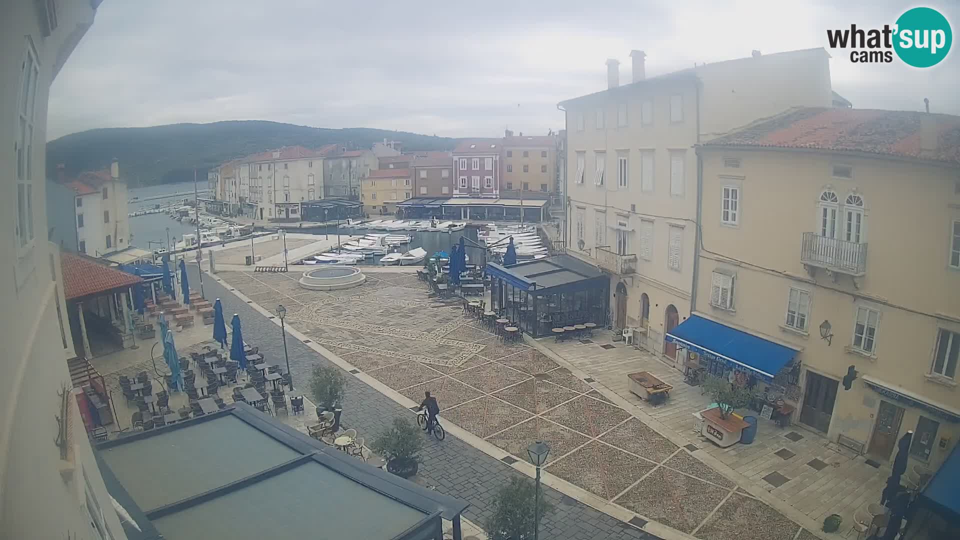 Kamera v ŽIVO Cres mesto – glavni trg in “mandrač” – otok Cres – Hrvaška