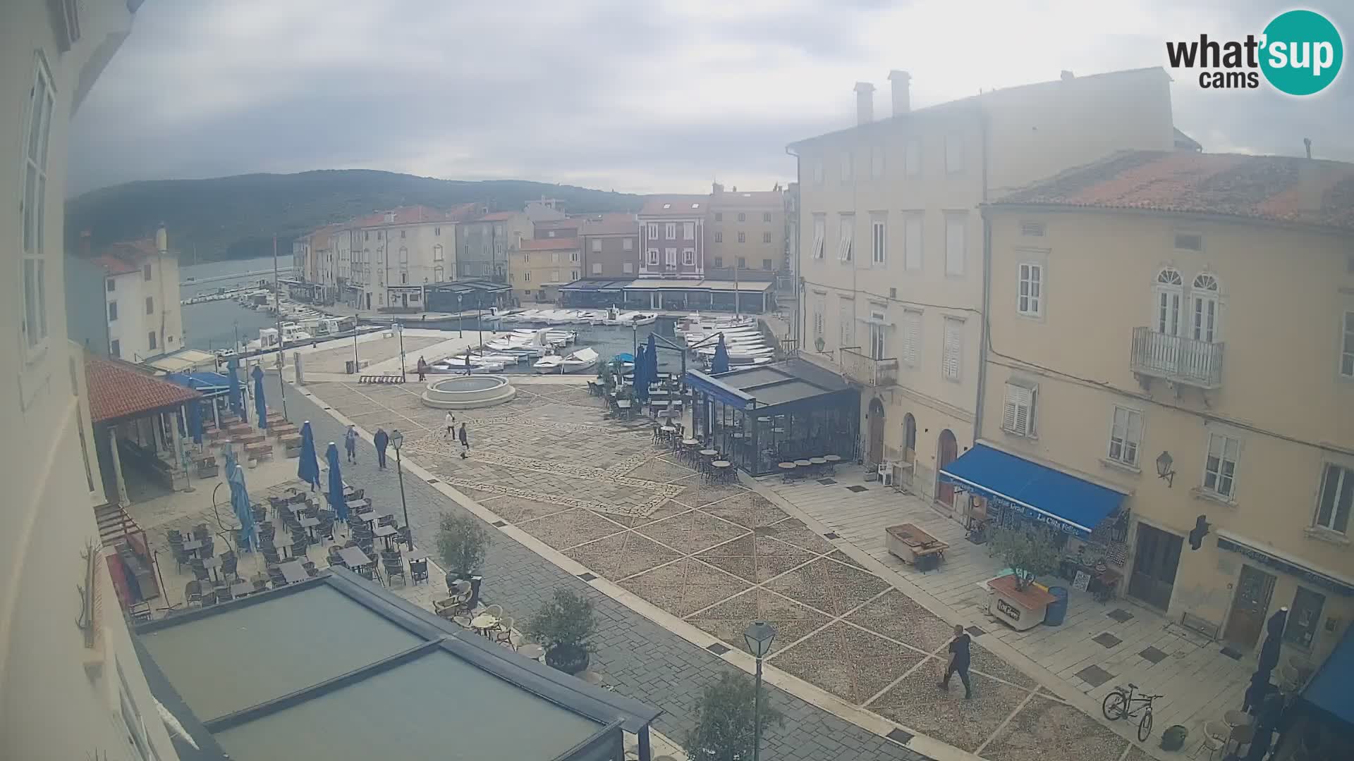 Kamera v ŽIVO Cres mesto – glavni trg in “mandrač” – otok Cres – Hrvaška