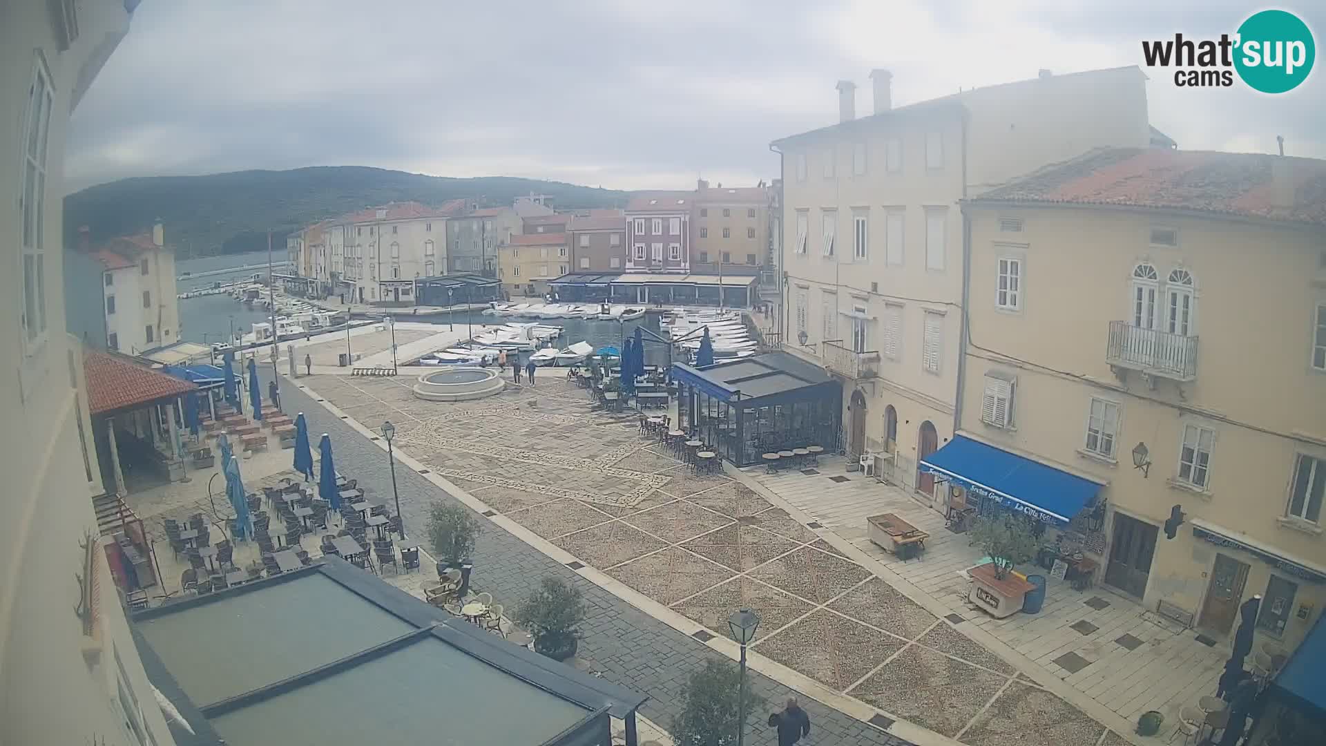 Kamera v ŽIVO Cres mesto – glavni trg in “mandrač” – otok Cres – Hrvaška