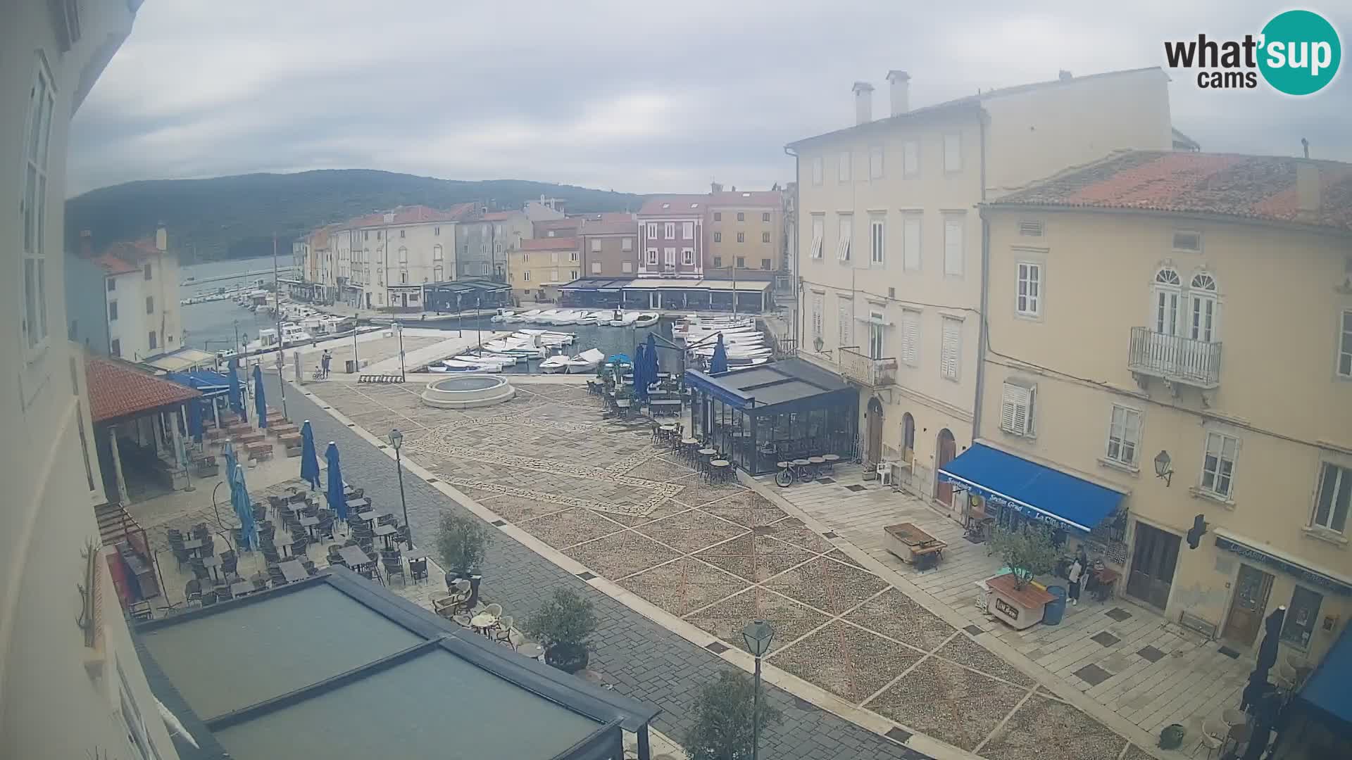 V ŽIVO spletna kamera Cres mesto – glavni trg in “mandrač” – otok Cres – Hrvaška