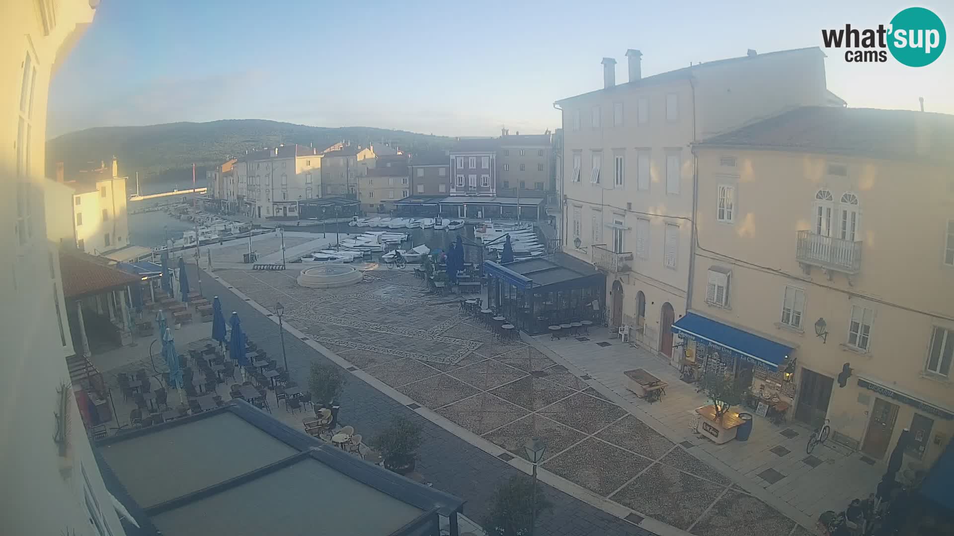 V ŽIVO spletna kamera Cres mesto – glavni trg in “mandrač” – otok Cres – Hrvaška