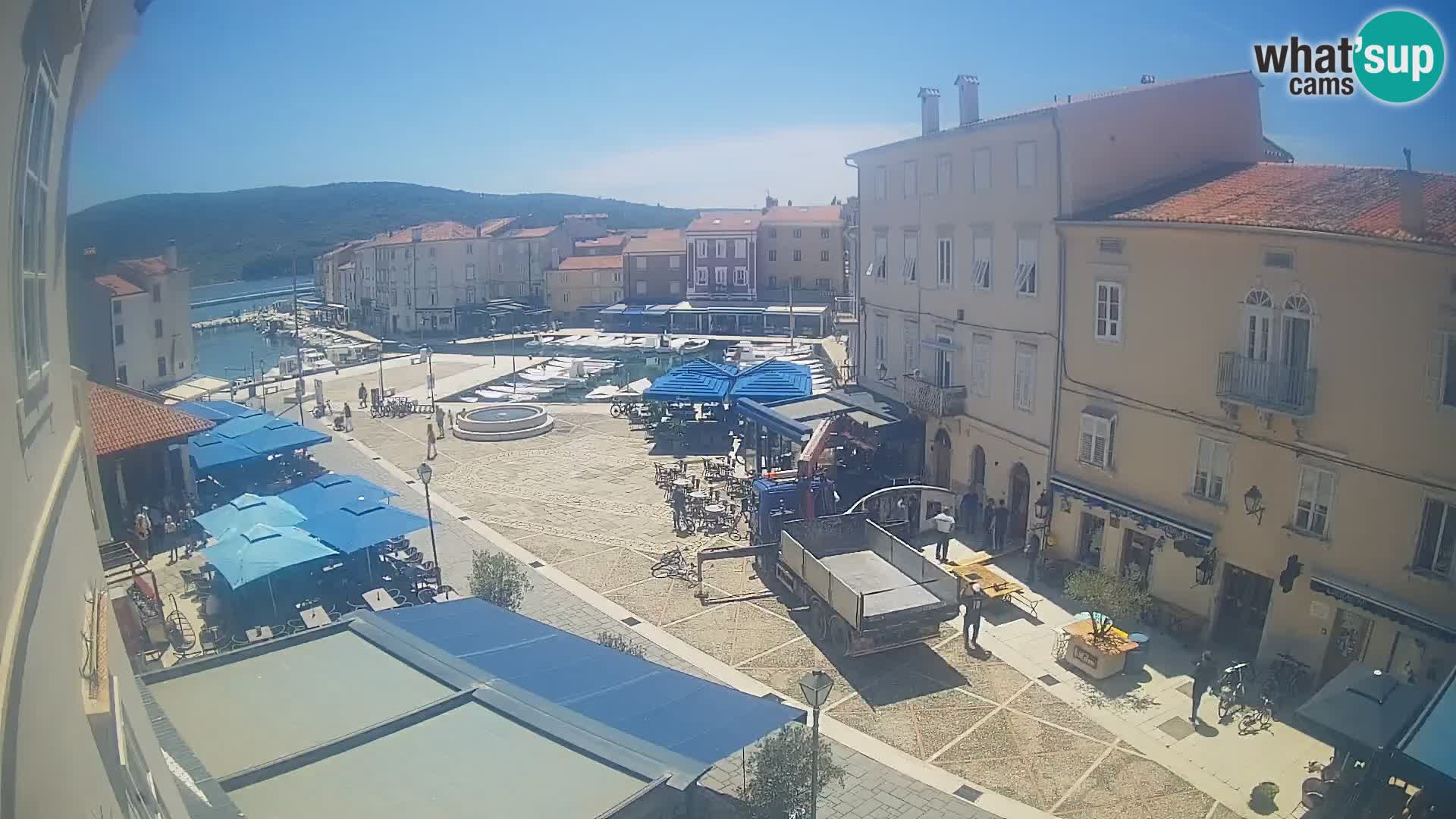 V ŽIVO spletna kamera Cres mesto – glavni trg in “mandrač” – otok Cres – Hrvaška