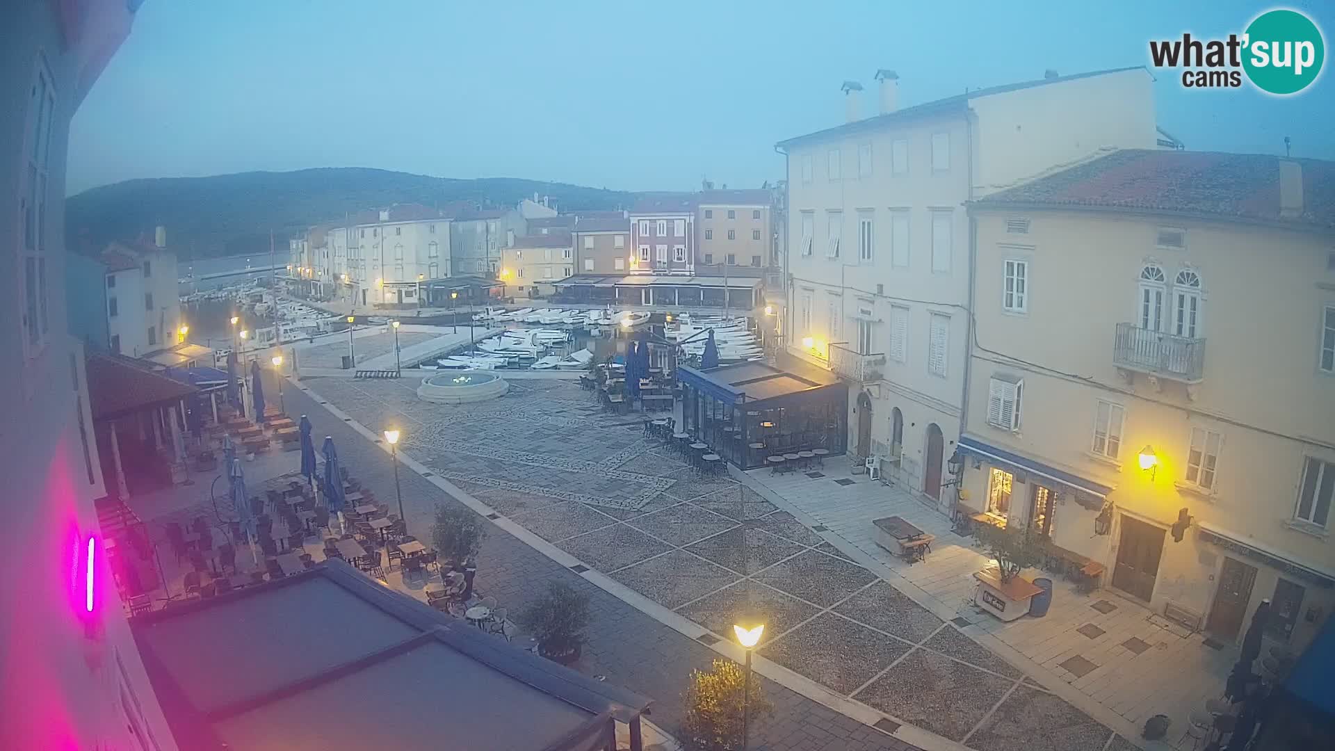 LIVE cam Cres city – place principale et “mandrač” – île de Cres – Croatie