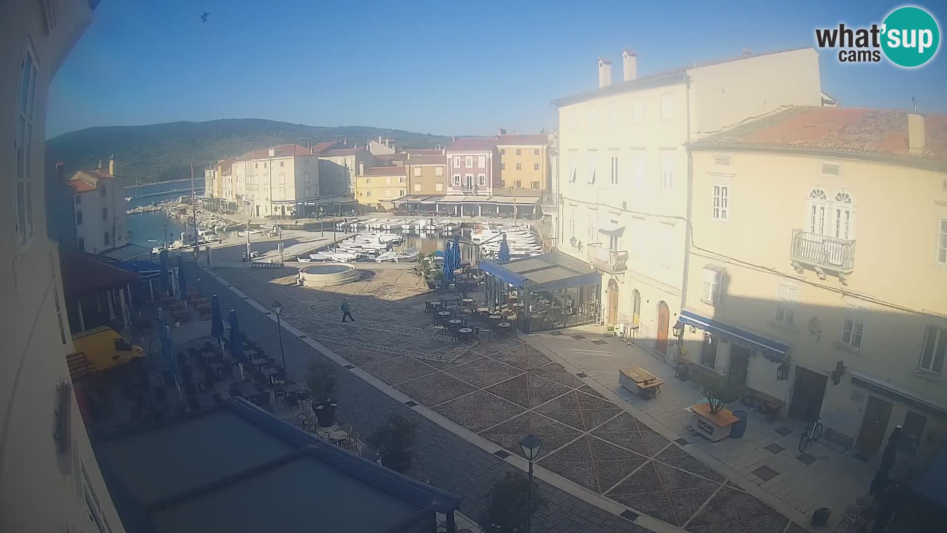 V ŽIVO spletna kamera Cres mesto – glavni trg in “mandrač” – otok Cres – Hrvaška