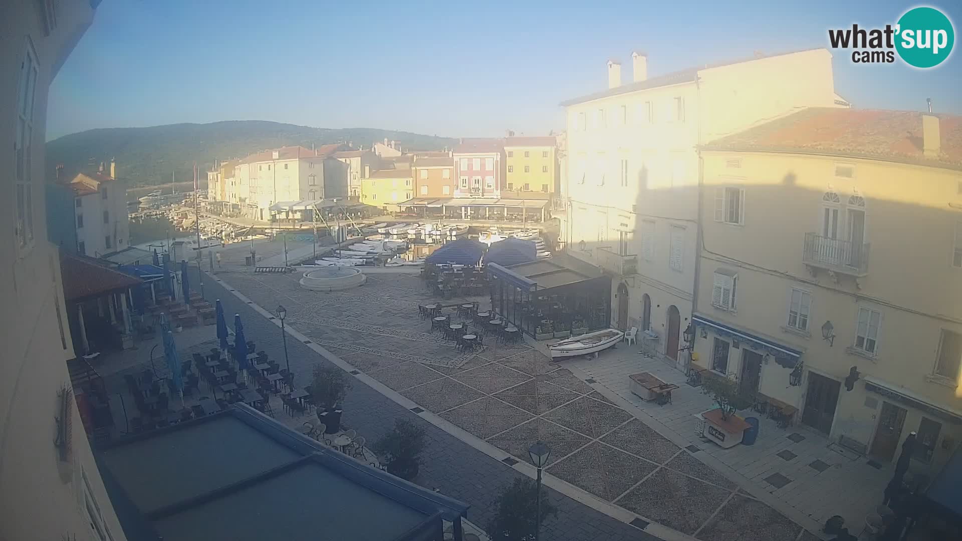 V ŽIVO spletna kamera Cres mesto – glavni trg in “mandrač” – otok Cres – Hrvaška