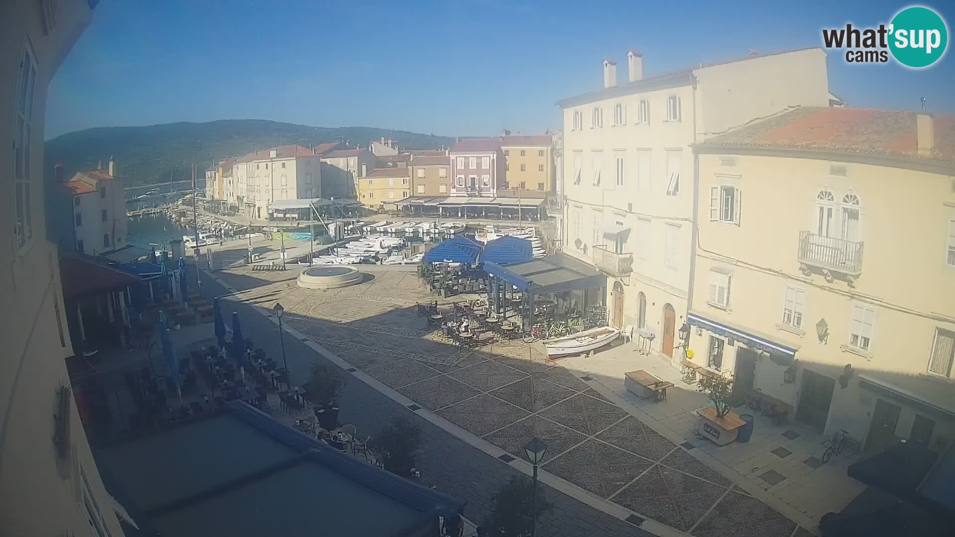 Web kamera Grad Cres – glavni trg i “mandrač” – otok Cres