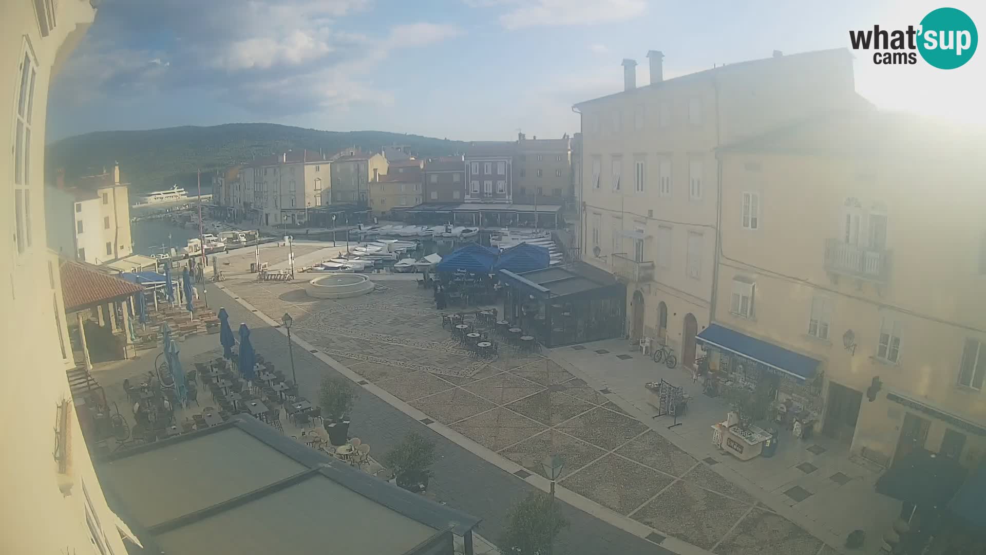 LIVE cam Cres city – place principale et “mandrač” – île de Cres – Croatie