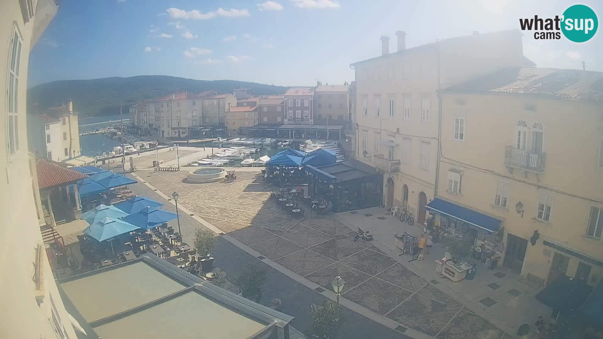 Kamera v ŽIVO Cres mesto – glavni trg in “mandrač” – otok Cres – Hrvaška