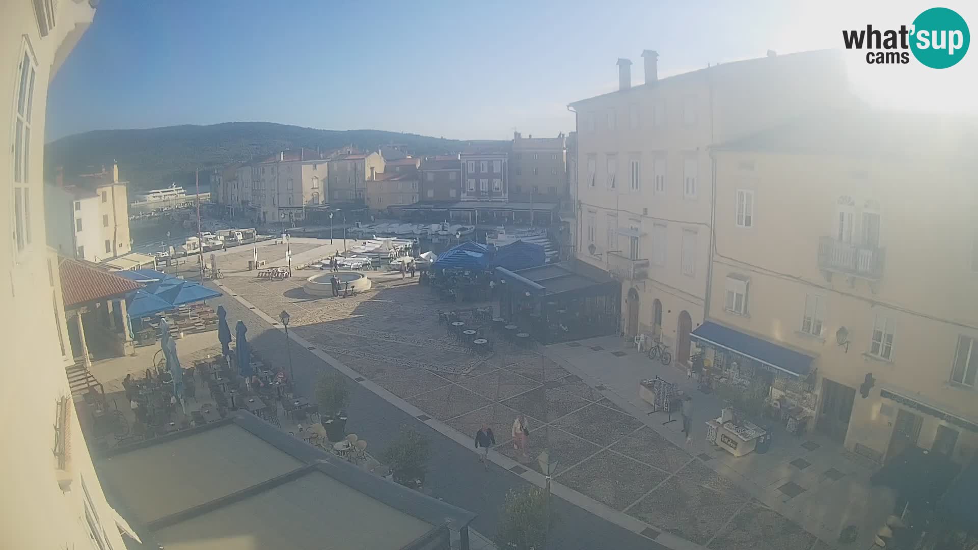 V ŽIVO spletna kamera Cres mesto – glavni trg in “mandrač” – otok Cres – Hrvaška