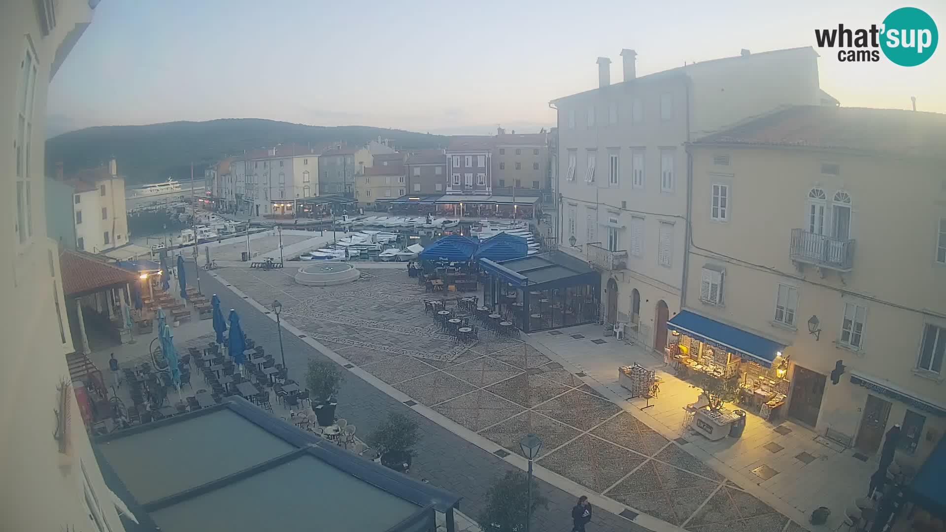 Kamera v ŽIVO Cres mesto – glavni trg in “mandrač” – otok Cres – Hrvaška