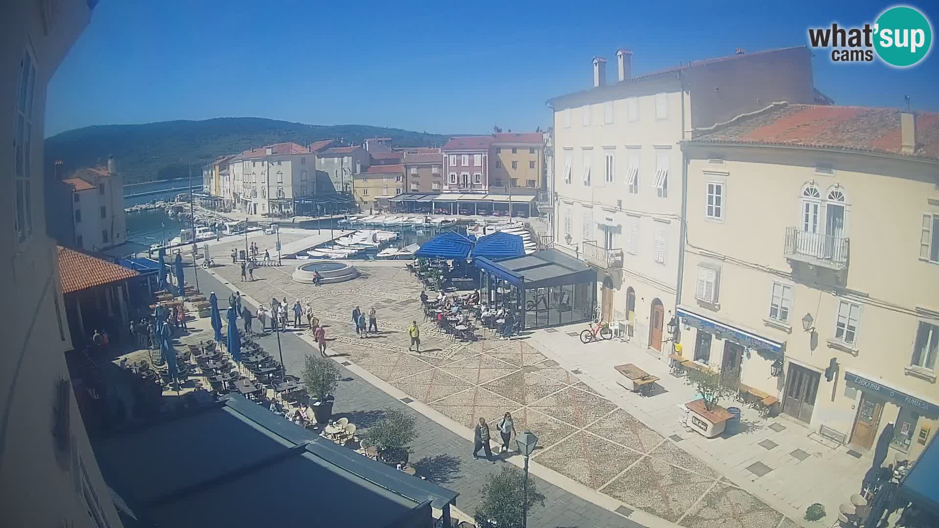 V ŽIVO spletna kamera Cres mesto – glavni trg in “mandrač” – otok Cres – Hrvaška