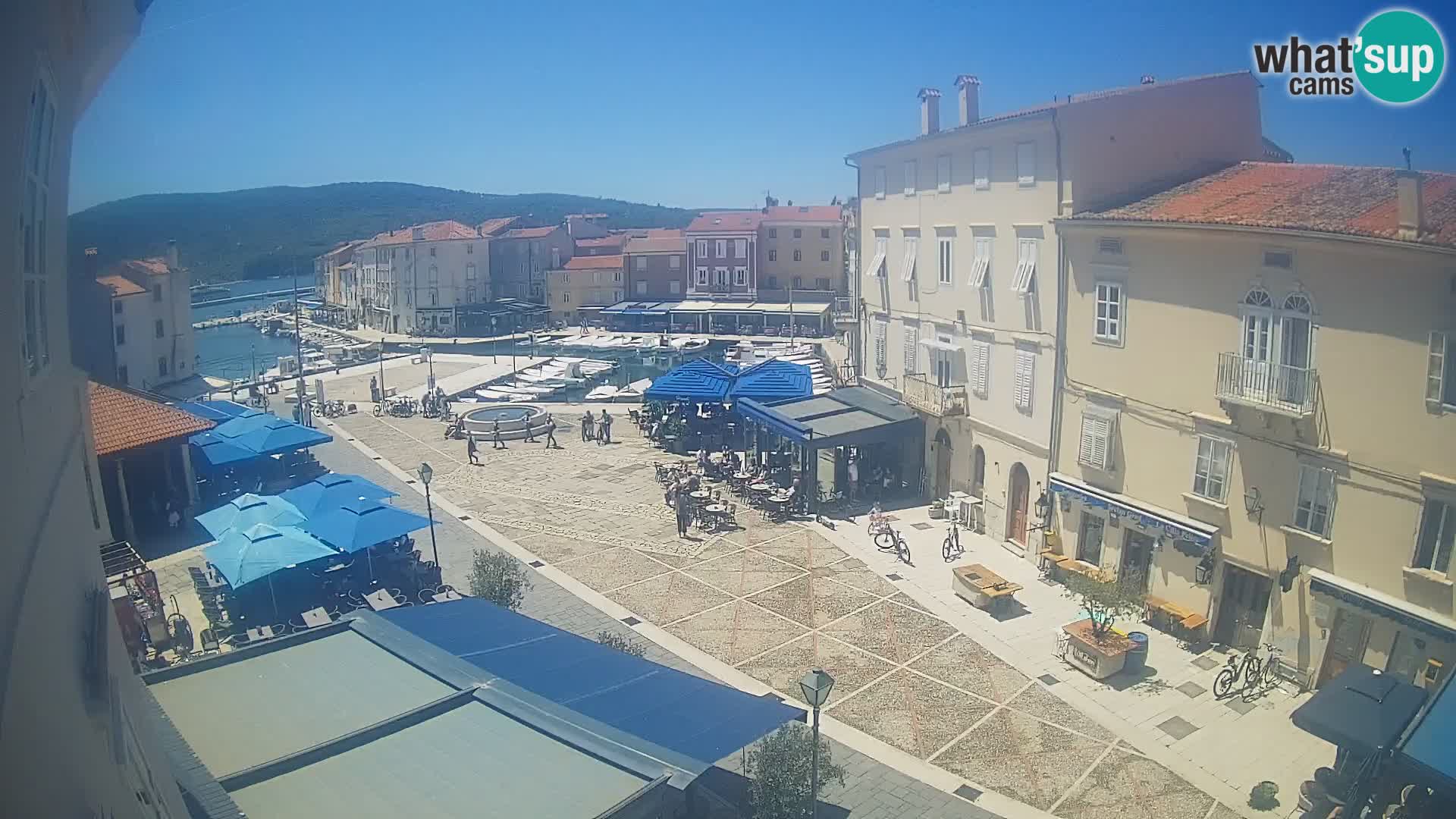 Web kamera Grad Cres – glavni trg i “mandrač” – otok Cres