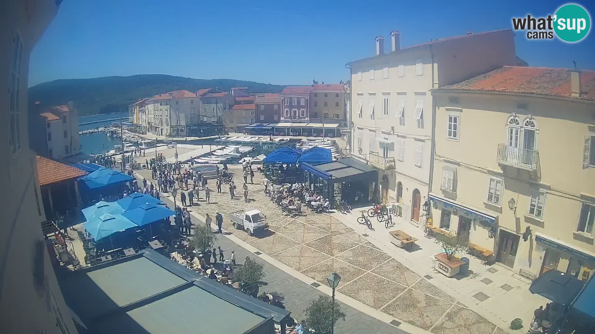 Web kamera Grad Cres – glavni trg i “mandrač” – otok Cres