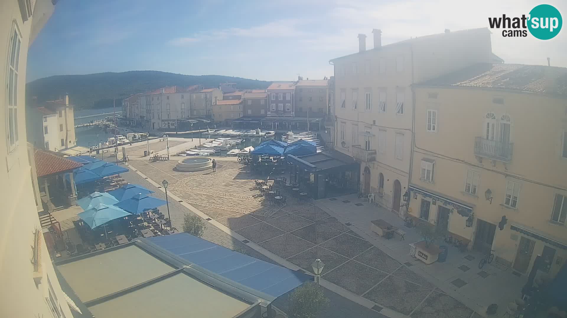 LIVE cam Cres city – place principale et “mandrač” – île de Cres – Croatie