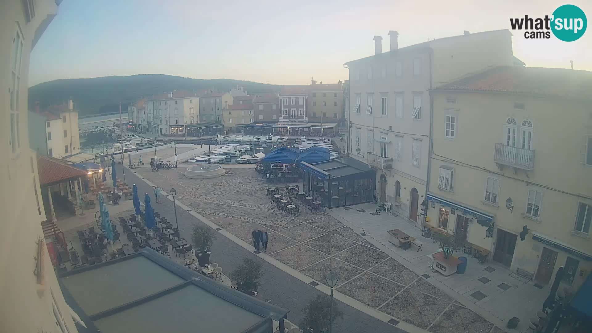 Web kamera Grad Cres – glavni trg i “mandrač” – otok Cres