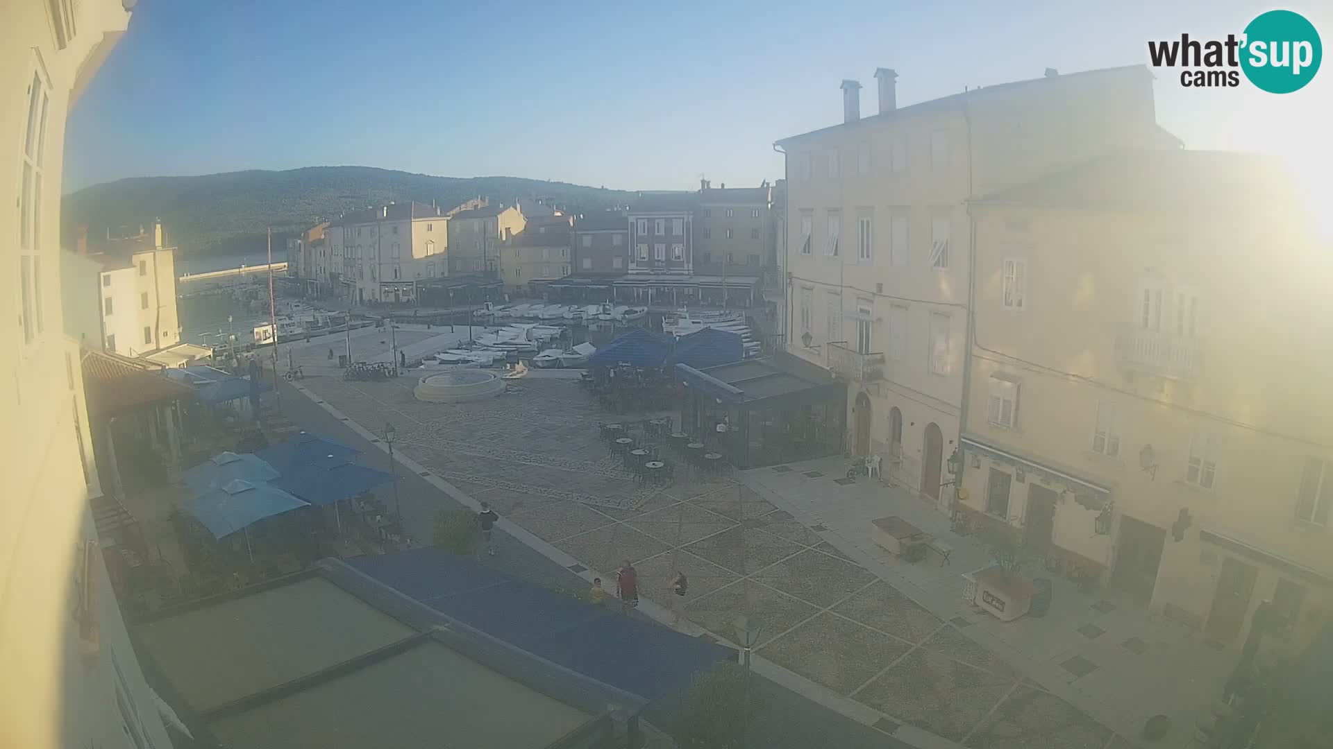 V ŽIVO spletna kamera Cres mesto – glavni trg in “mandrač” – otok Cres – Hrvaška