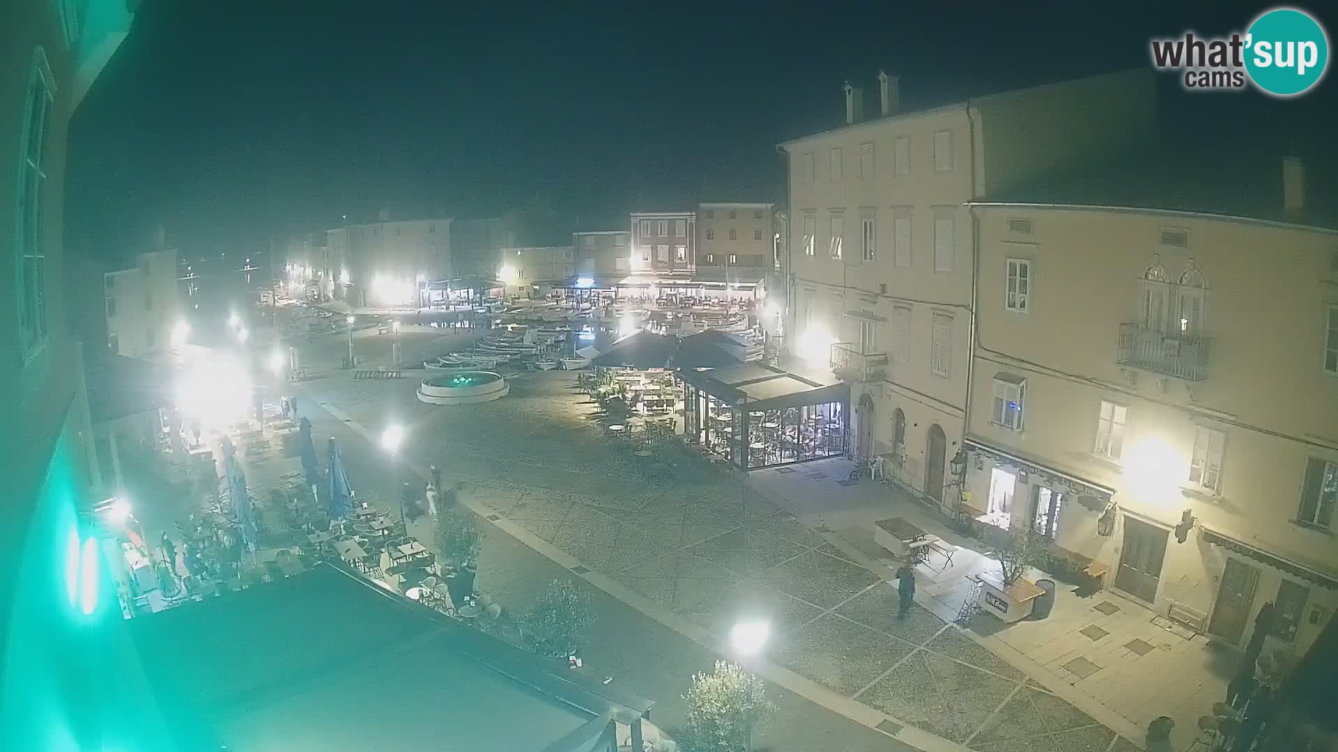Web kamera Grad Cres – glavni trg i “mandrač” – otok Cres