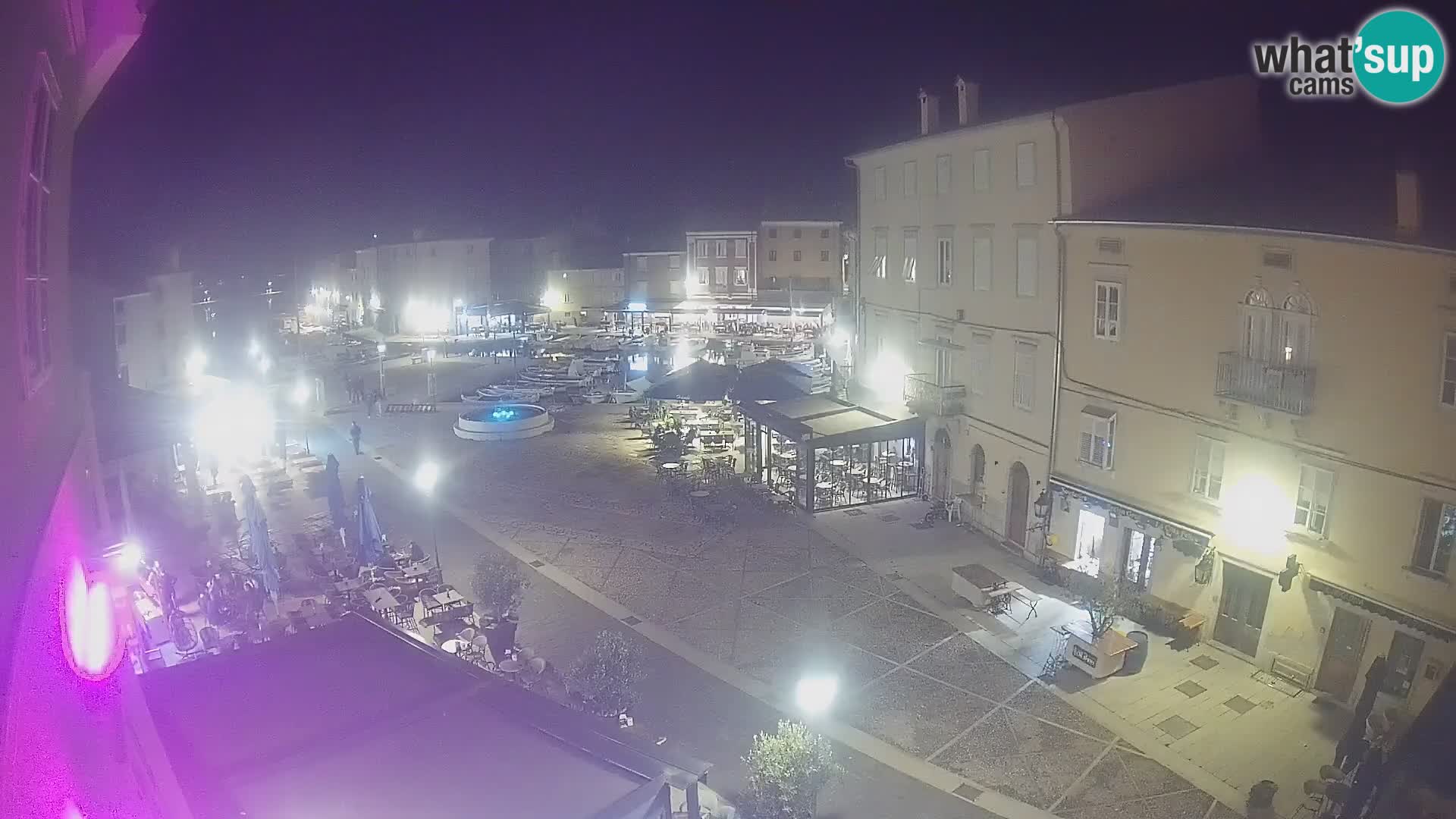 V ŽIVO spletna kamera Cres mesto – glavni trg in “mandrač” – otok Cres – Hrvaška