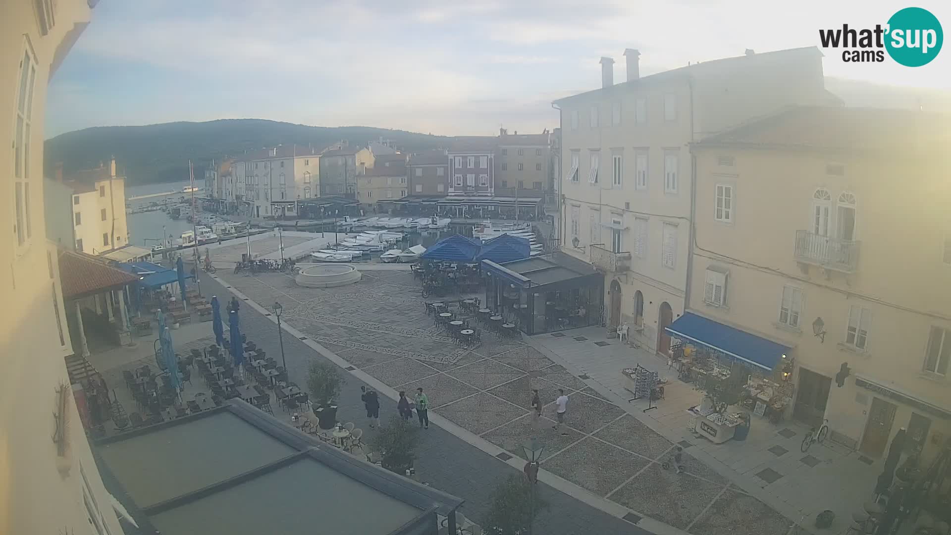 V ŽIVO spletna kamera Cres mesto – glavni trg in “mandrač” – otok Cres – Hrvaška