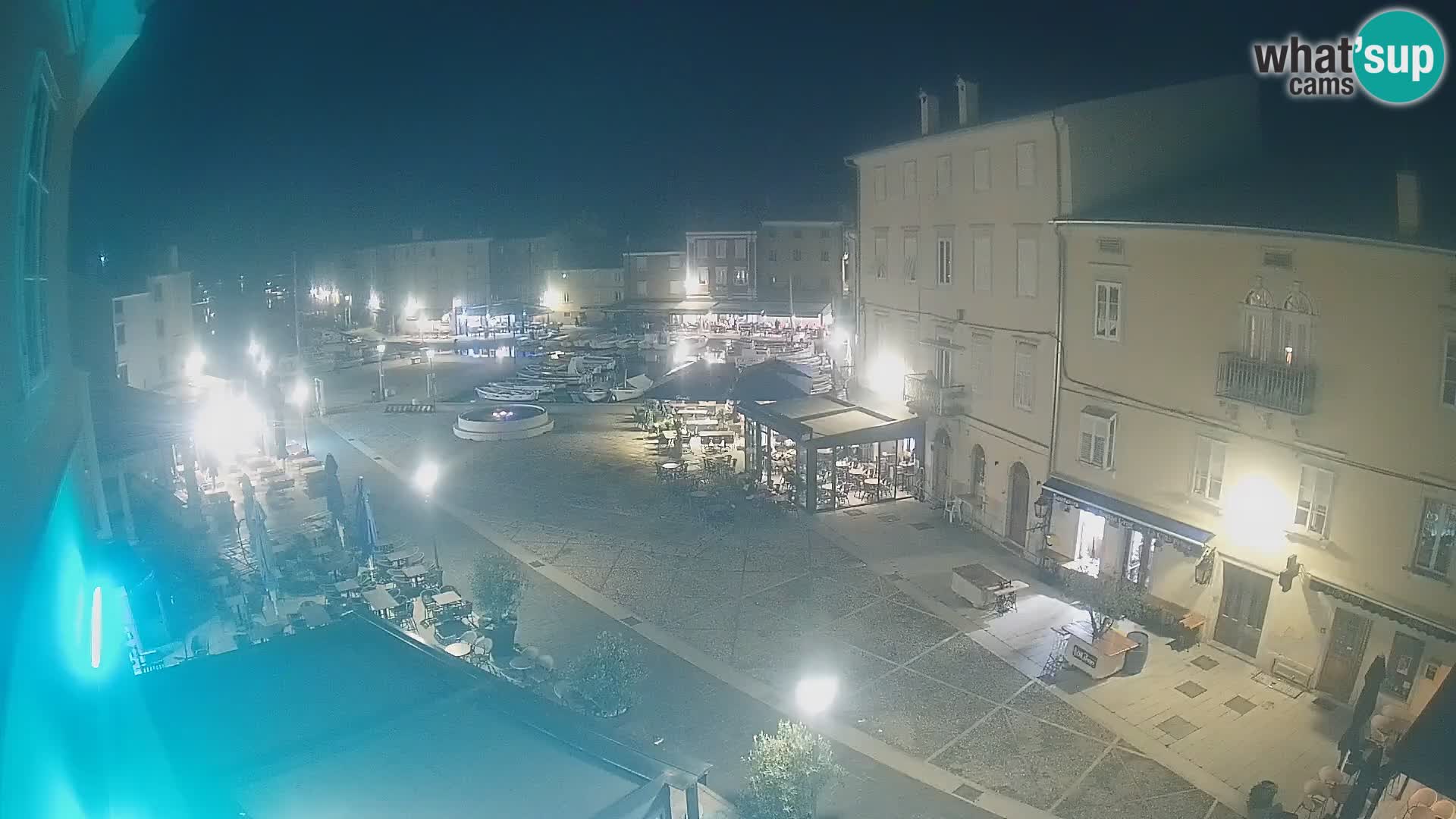 Web kamera Grad Cres – glavni trg i “mandrač” – otok Cres