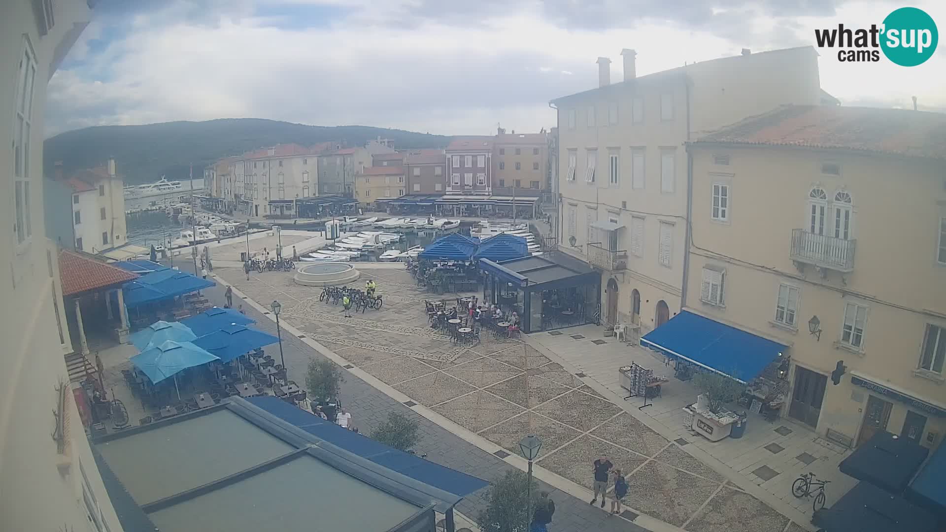 Web kamera Grad Cres – glavni trg i “mandrač” – otok Cres