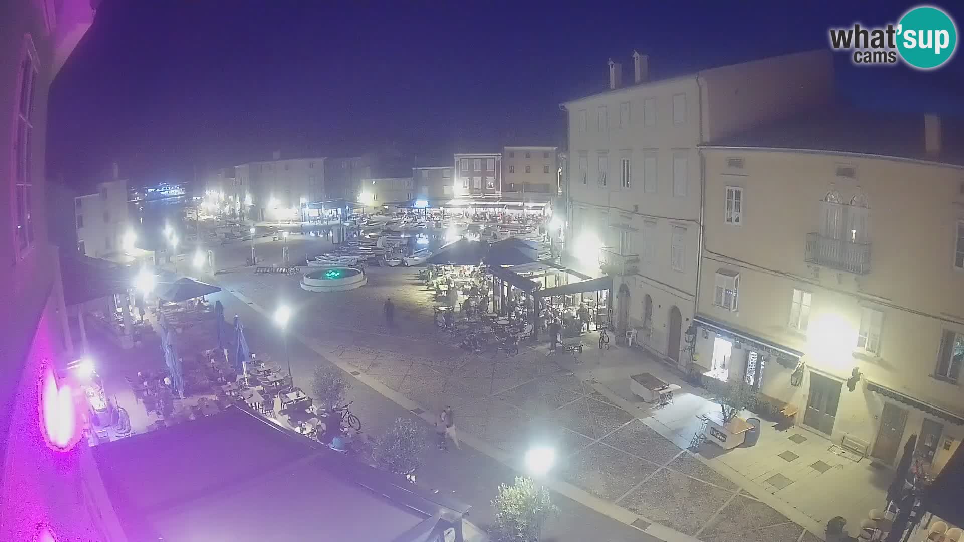Web kamera Grad Cres – glavni trg i “mandrač” – otok Cres