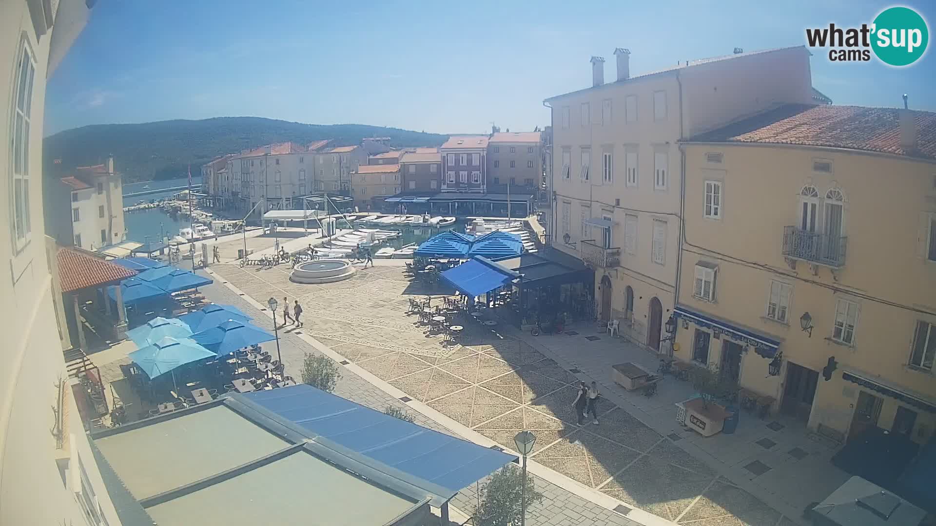 V ŽIVO spletna kamera Cres mesto – glavni trg in “mandrač” – otok Cres – Hrvaška