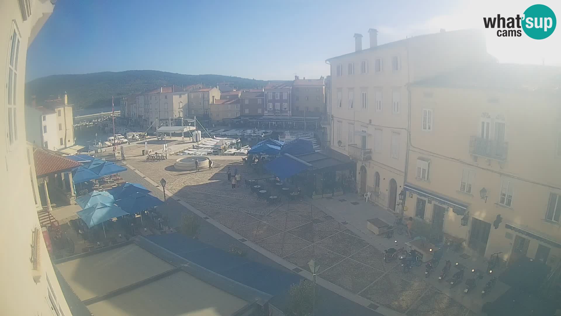 Web kamera Grad Cres – glavni trg i “mandrač” – otok Cres