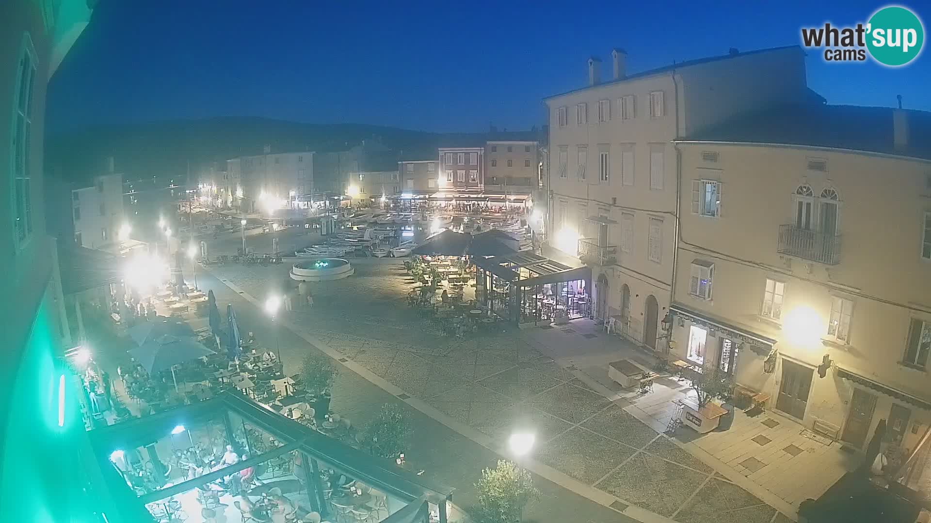 Web kamera Grad Cres – glavni trg i “mandrač” – otok Cres