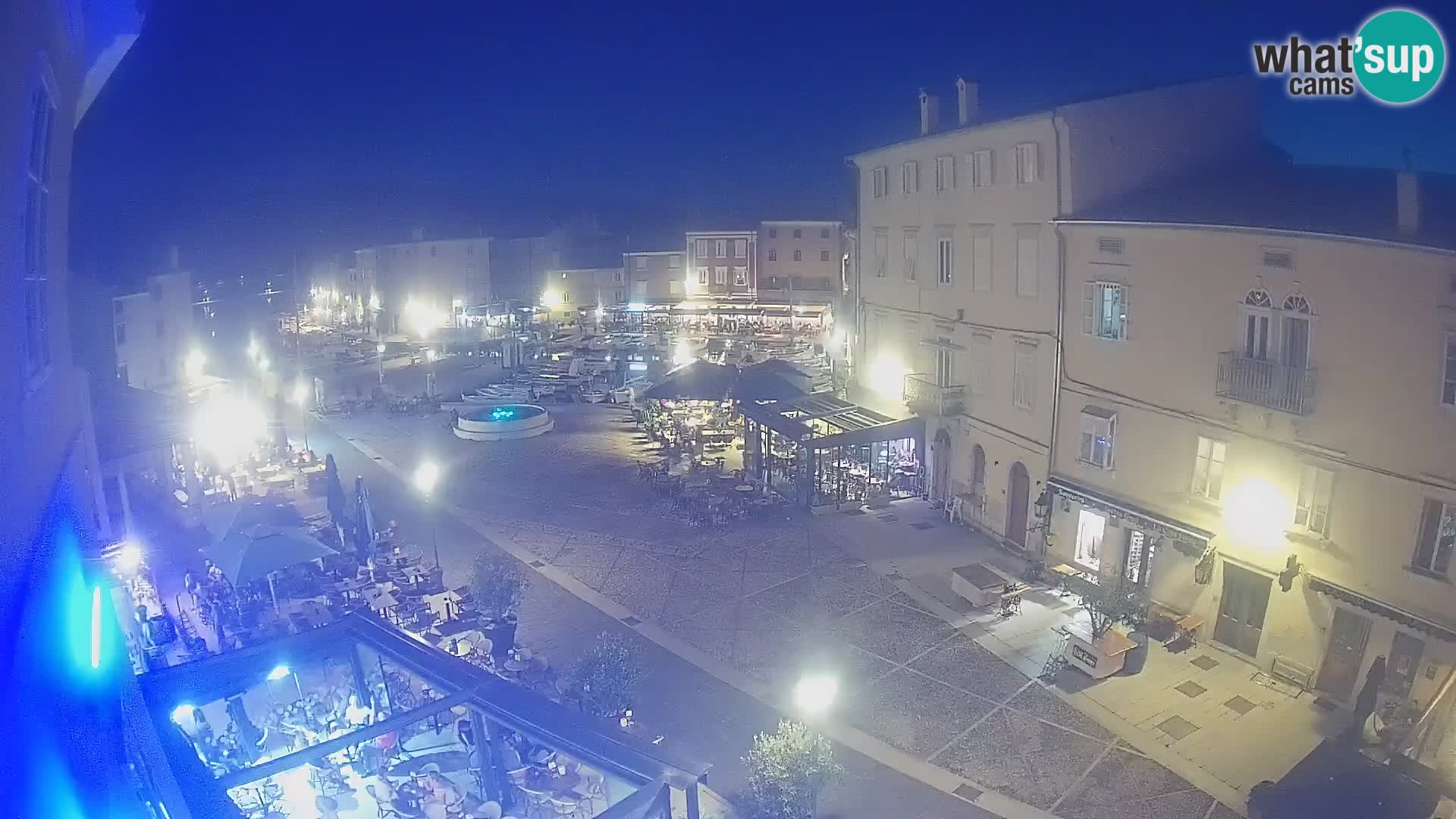V ŽIVO spletna kamera Cres mesto – glavni trg in “mandrač” – otok Cres – Hrvaška