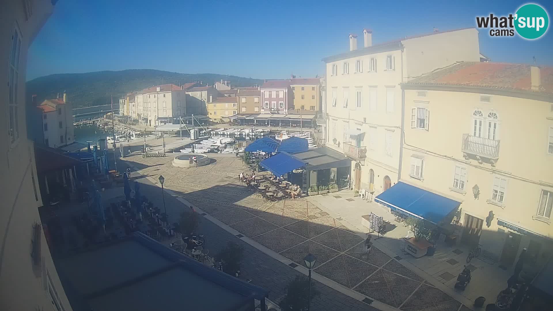 Web kamera Grad Cres – glavni trg i “mandrač” – otok Cres