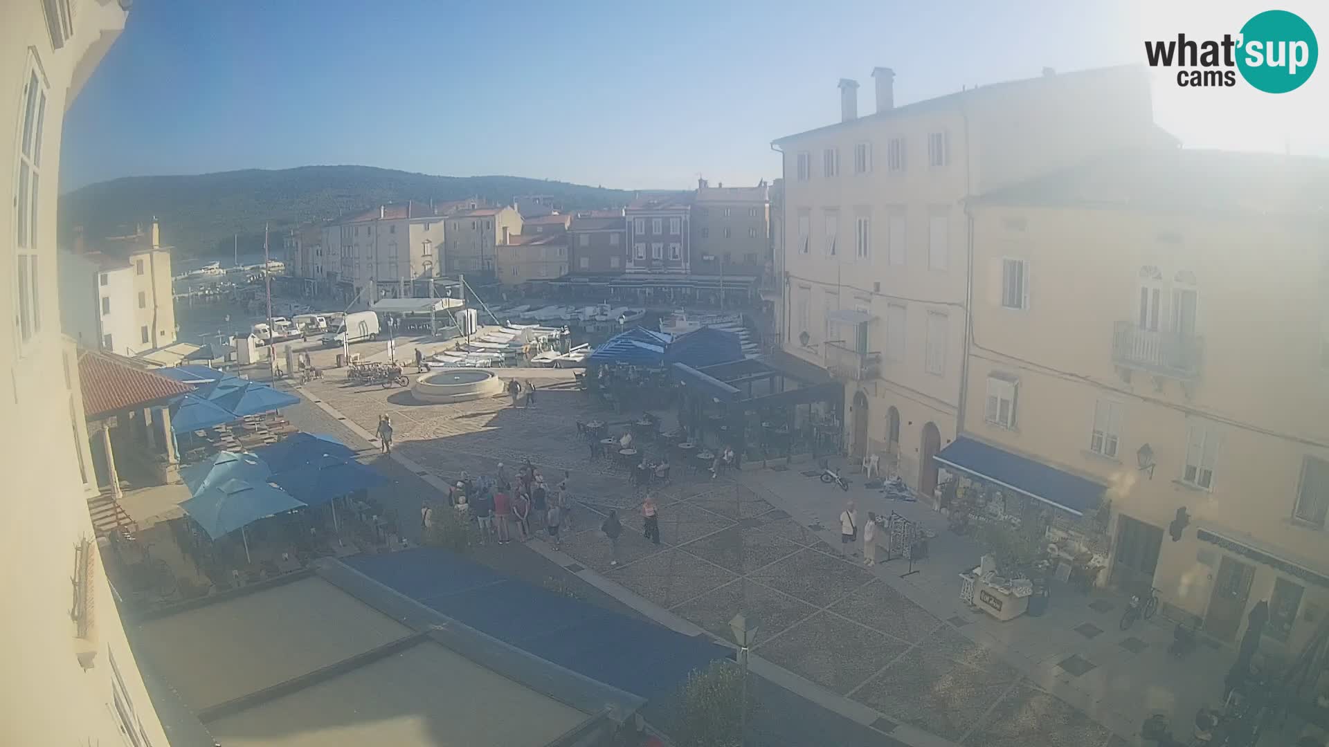 Kamera v ŽIVO Cres mesto – glavni trg in “mandrač” – otok Cres – Hrvaška