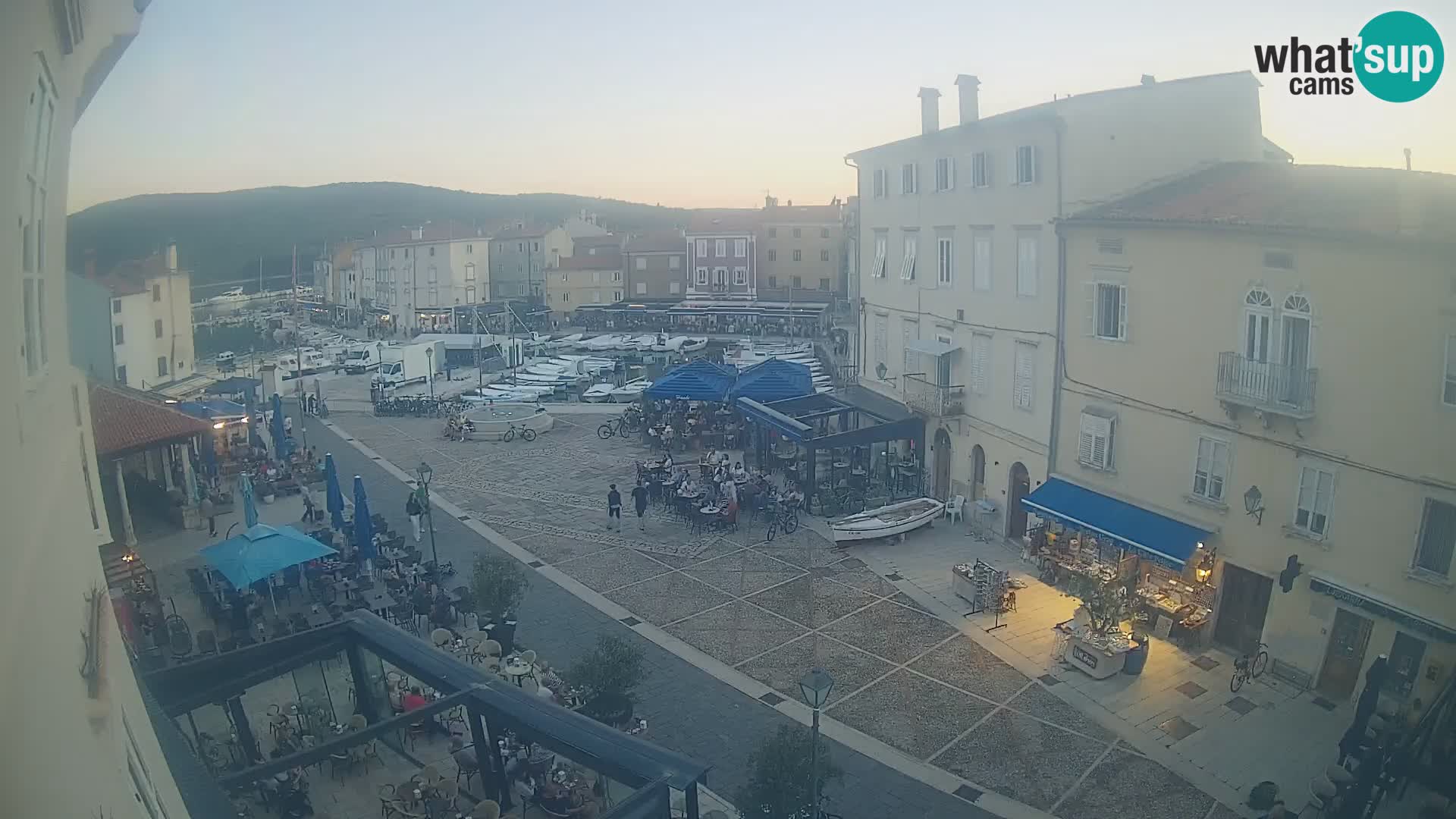V ŽIVO spletna kamera Cres mesto – glavni trg in “mandrač” – otok Cres – Hrvaška