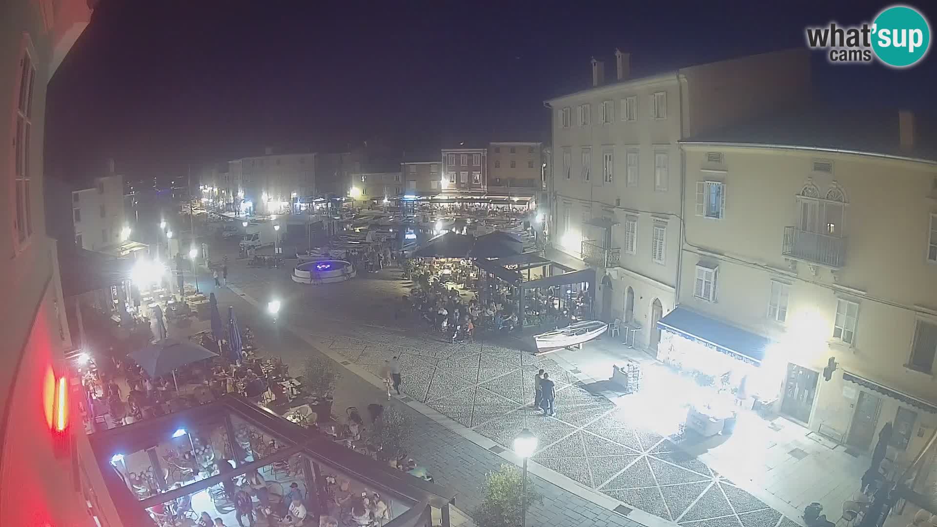 V ŽIVO spletna kamera Cres mesto – glavni trg in “mandrač” – otok Cres – Hrvaška