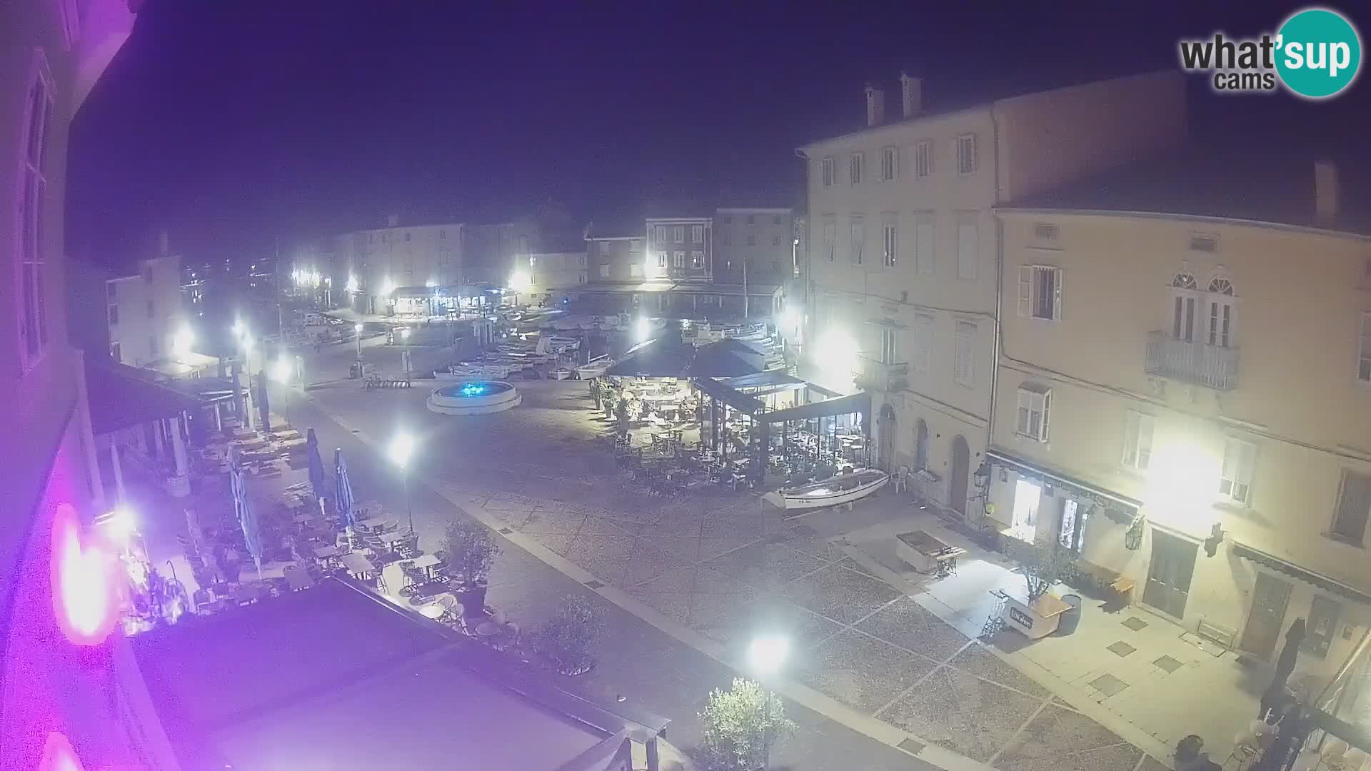 V ŽIVO spletna kamera Cres mesto – glavni trg in “mandrač” – otok Cres – Hrvaška