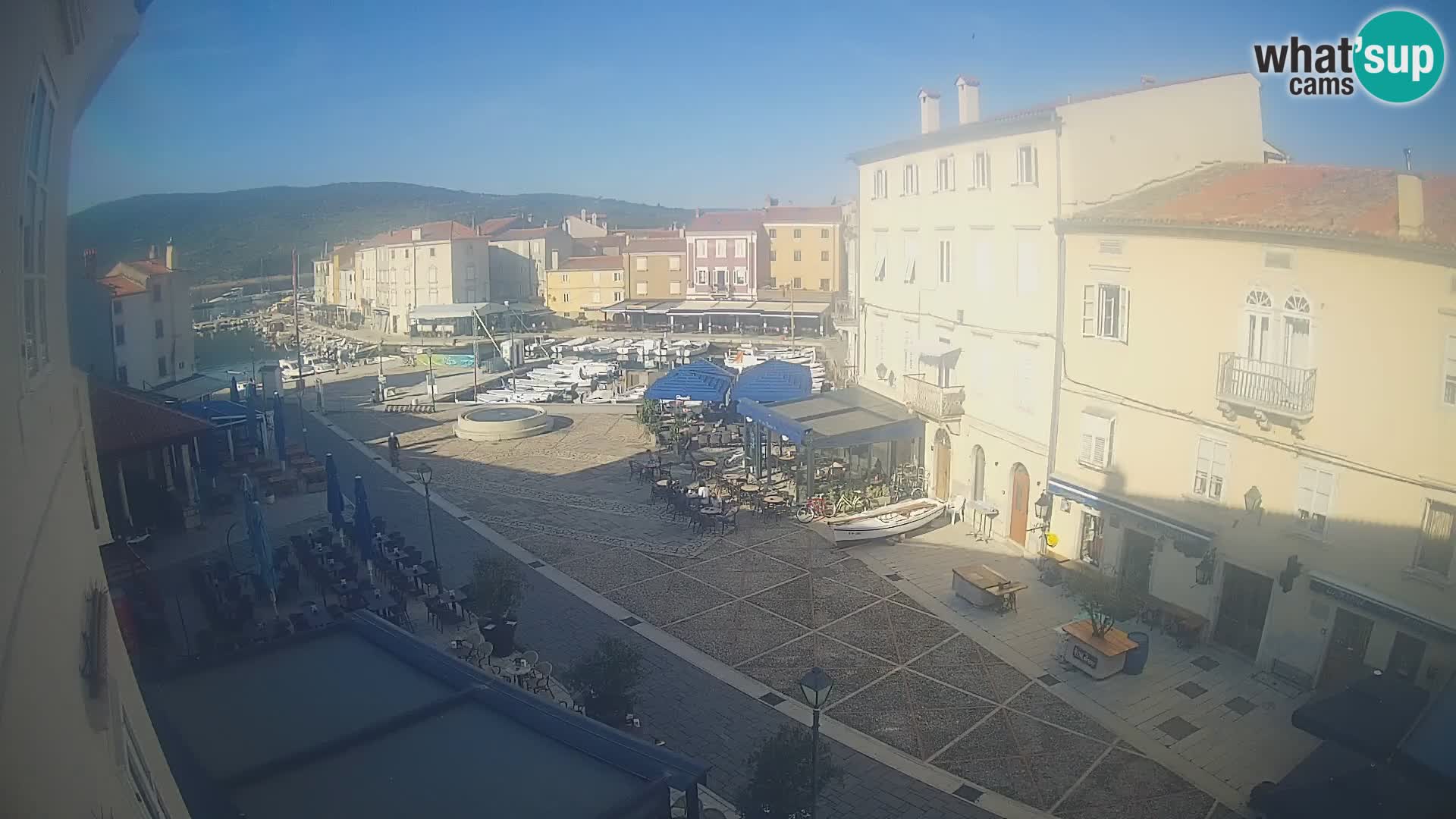 V ŽIVO spletna kamera Cres mesto – glavni trg in “mandrač” – otok Cres – Hrvaška
