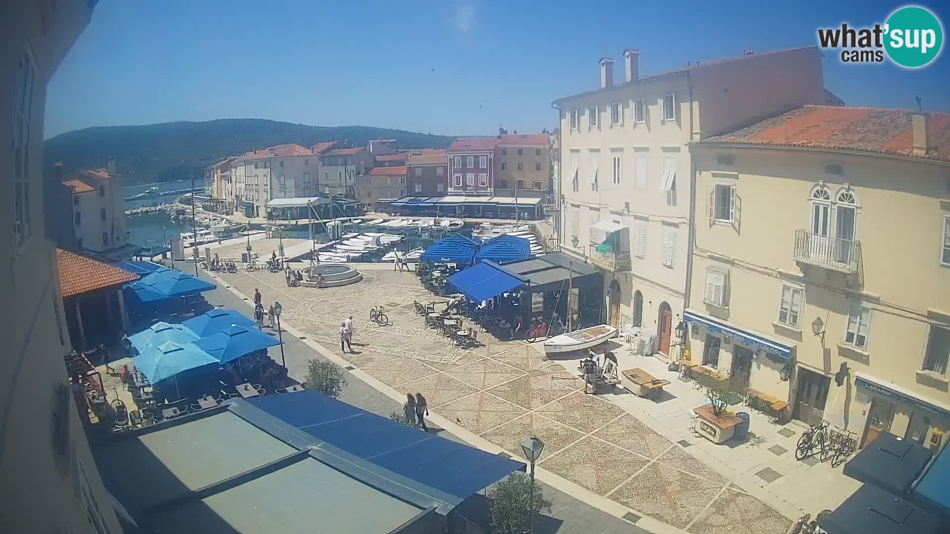 V ŽIVO spletna kamera Cres mesto – glavni trg in “mandrač” – otok Cres – Hrvaška