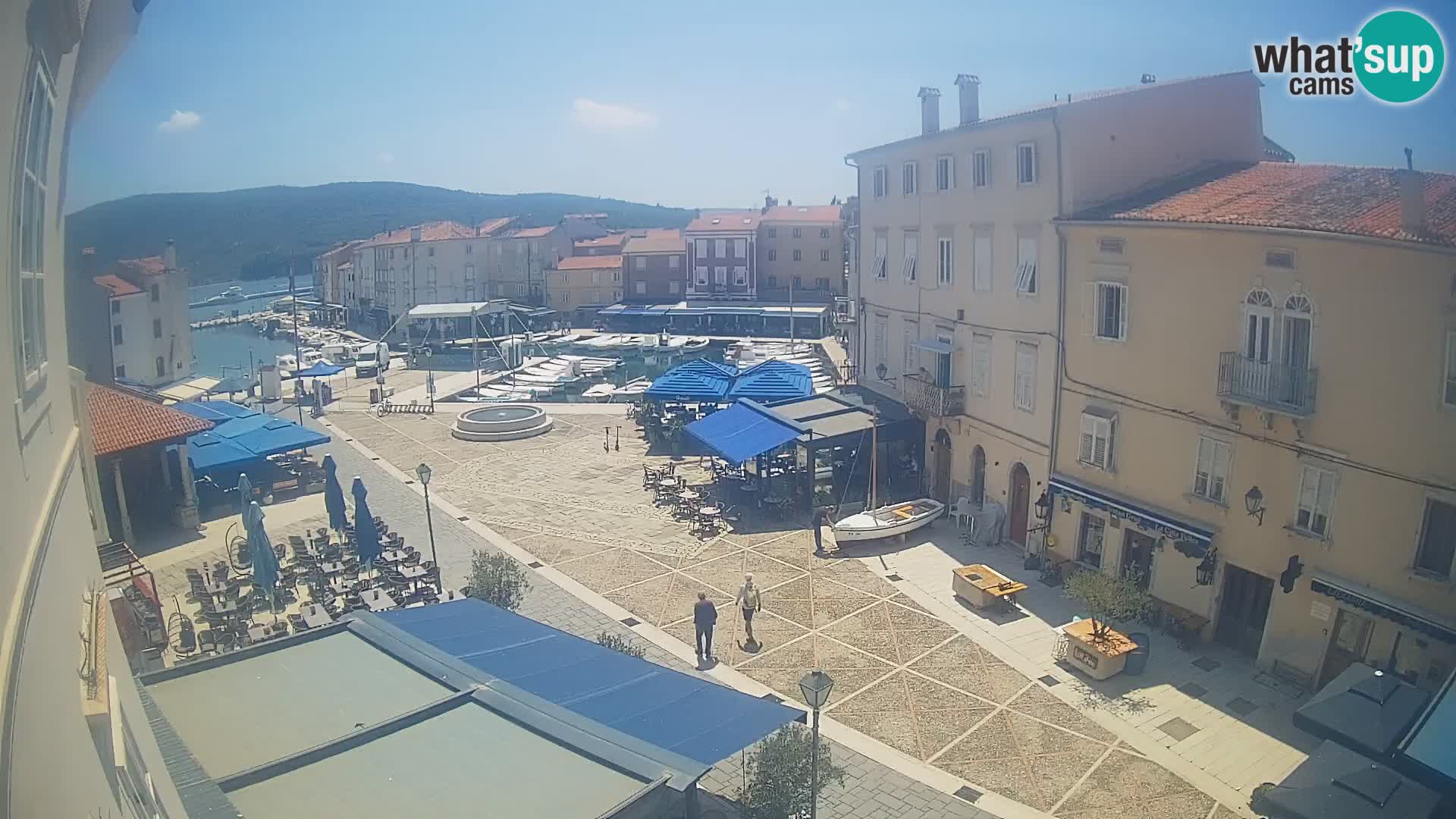 V ŽIVO spletna kamera Cres mesto – glavni trg in “mandrač” – otok Cres – Hrvaška