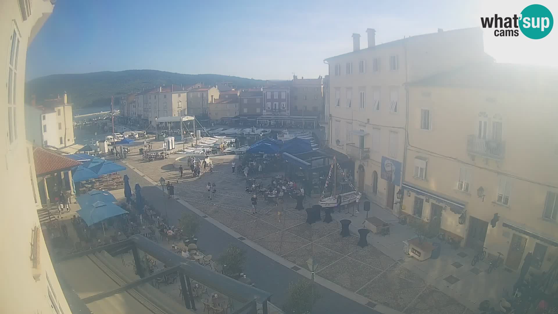 V ŽIVO spletna kamera Cres mesto – glavni trg in “mandrač” – otok Cres – Hrvaška
