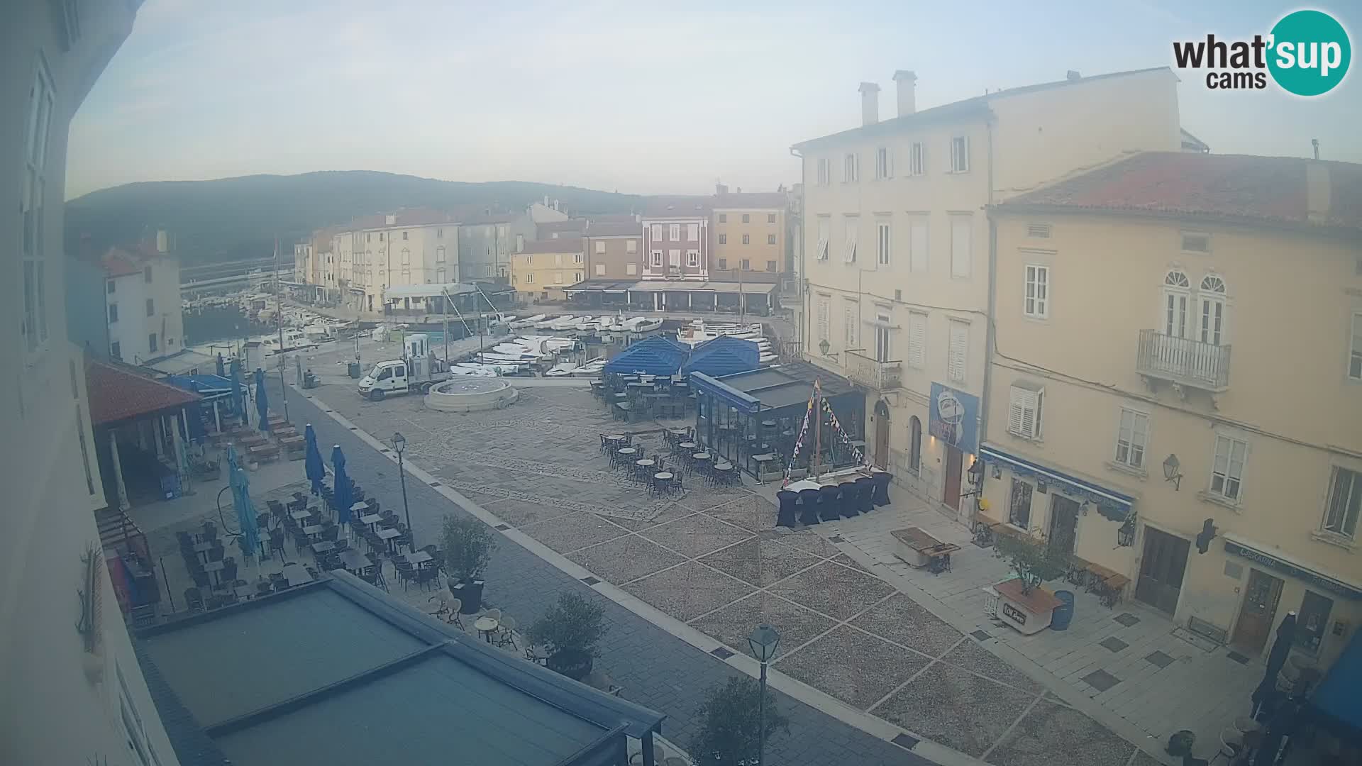 Kamera v ŽIVO Cres mesto – glavni trg in “mandrač” – otok Cres – Hrvaška