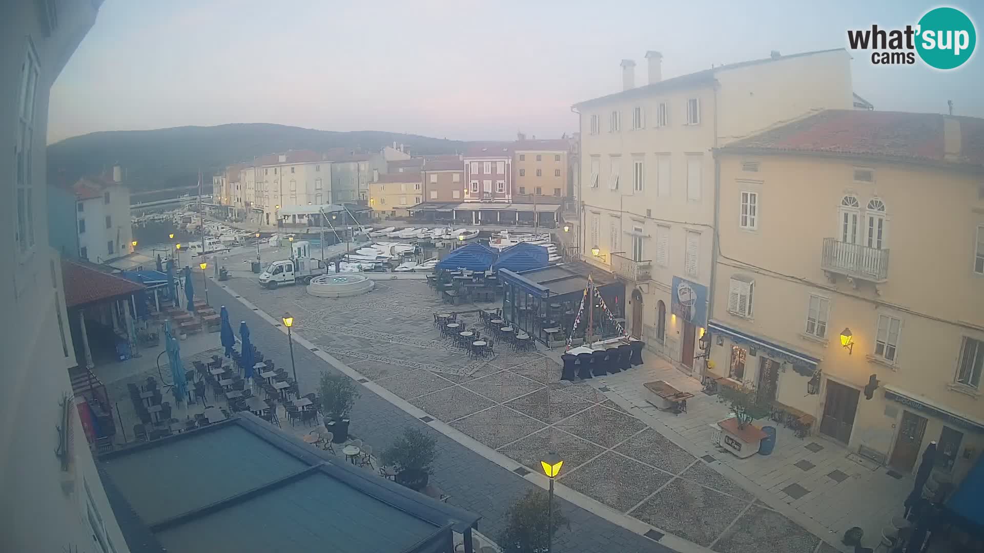 LIVE cam Cres city – place principale et “mandrač” – île de Cres – Croatie